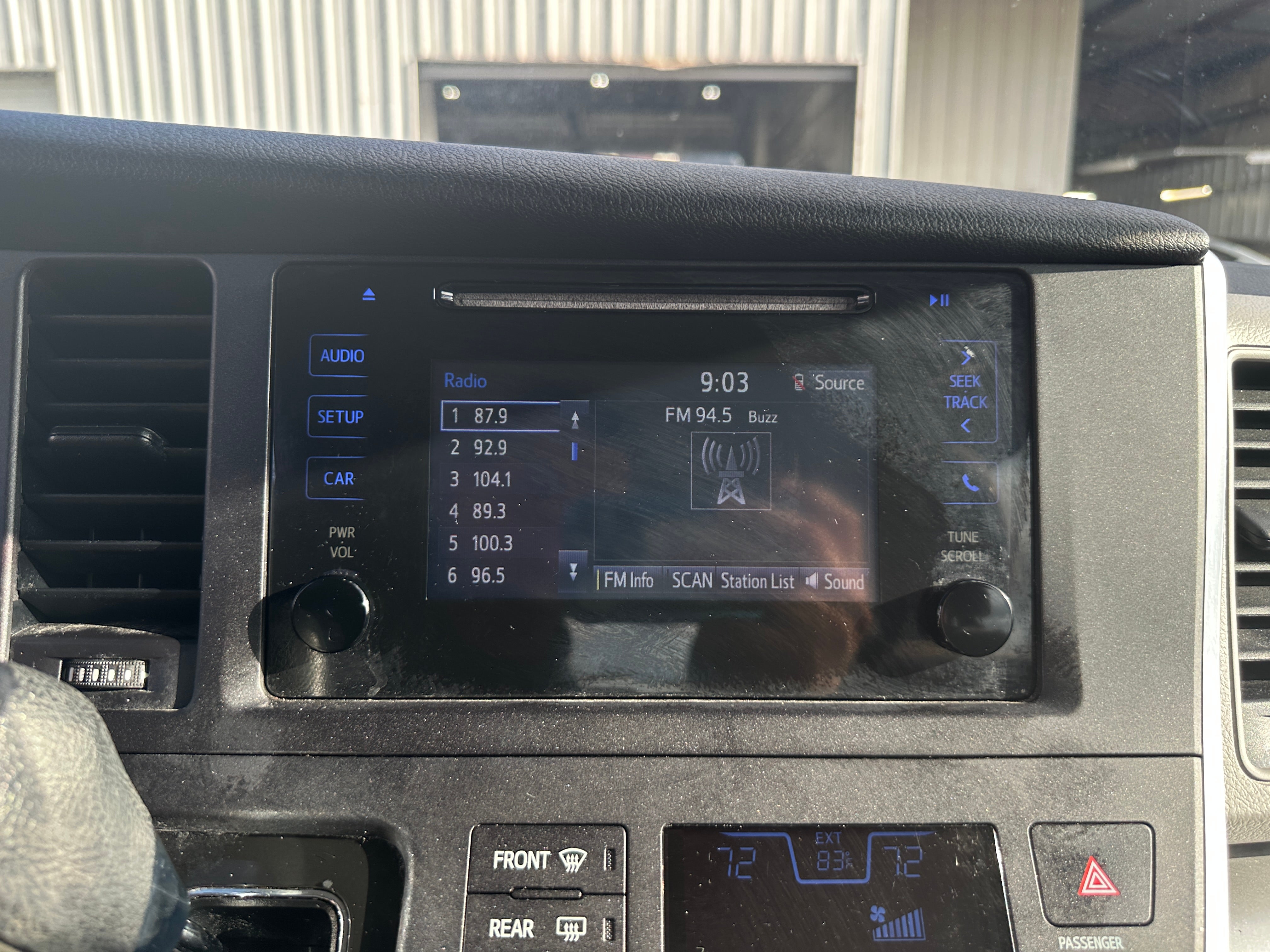2017 Toyota Sienna L 4