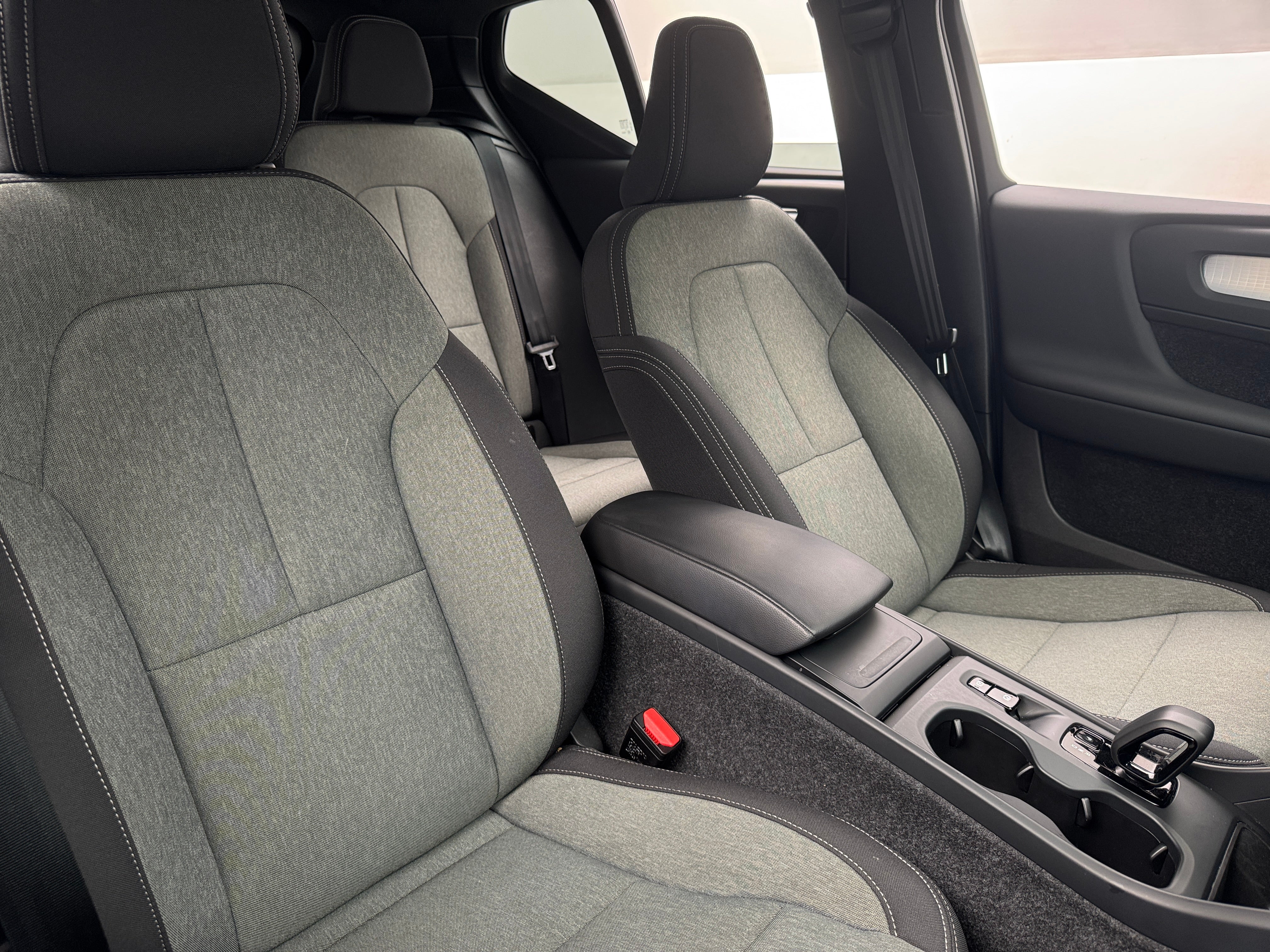2025 Volvo XC40 B5 Core 2