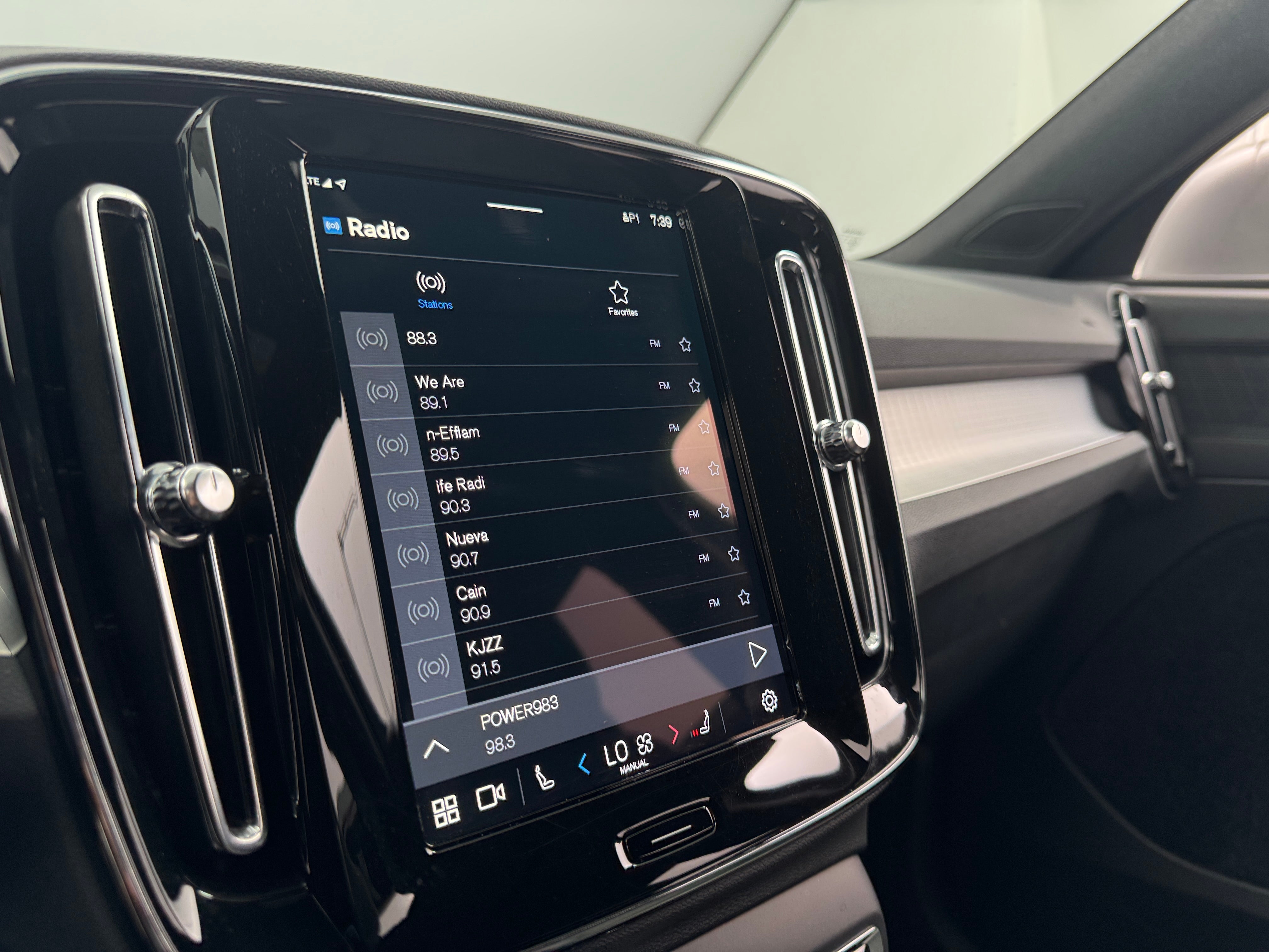 2025 Volvo XC40 B5 Core 4