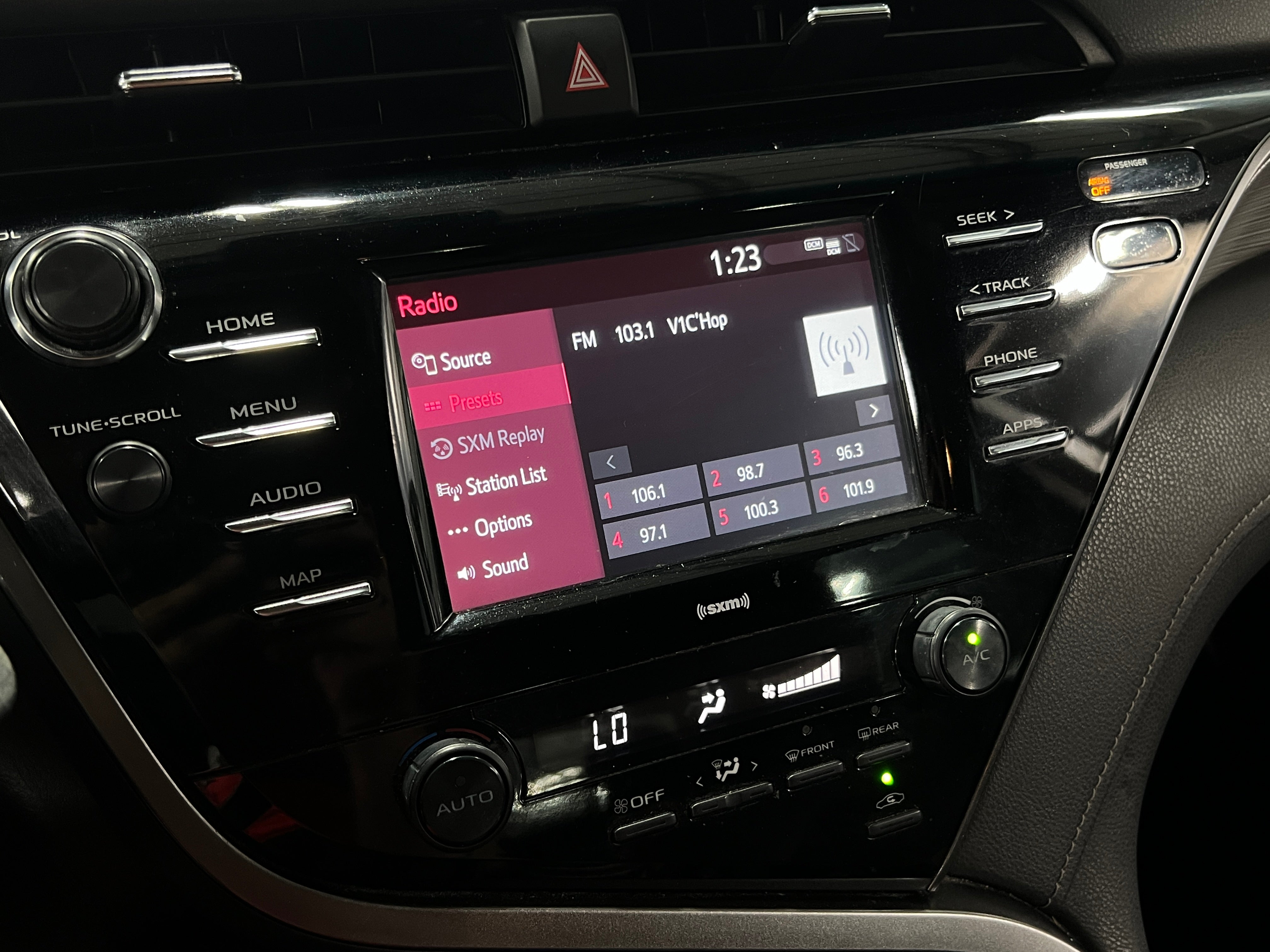 2020 Toyota Camry SE 3