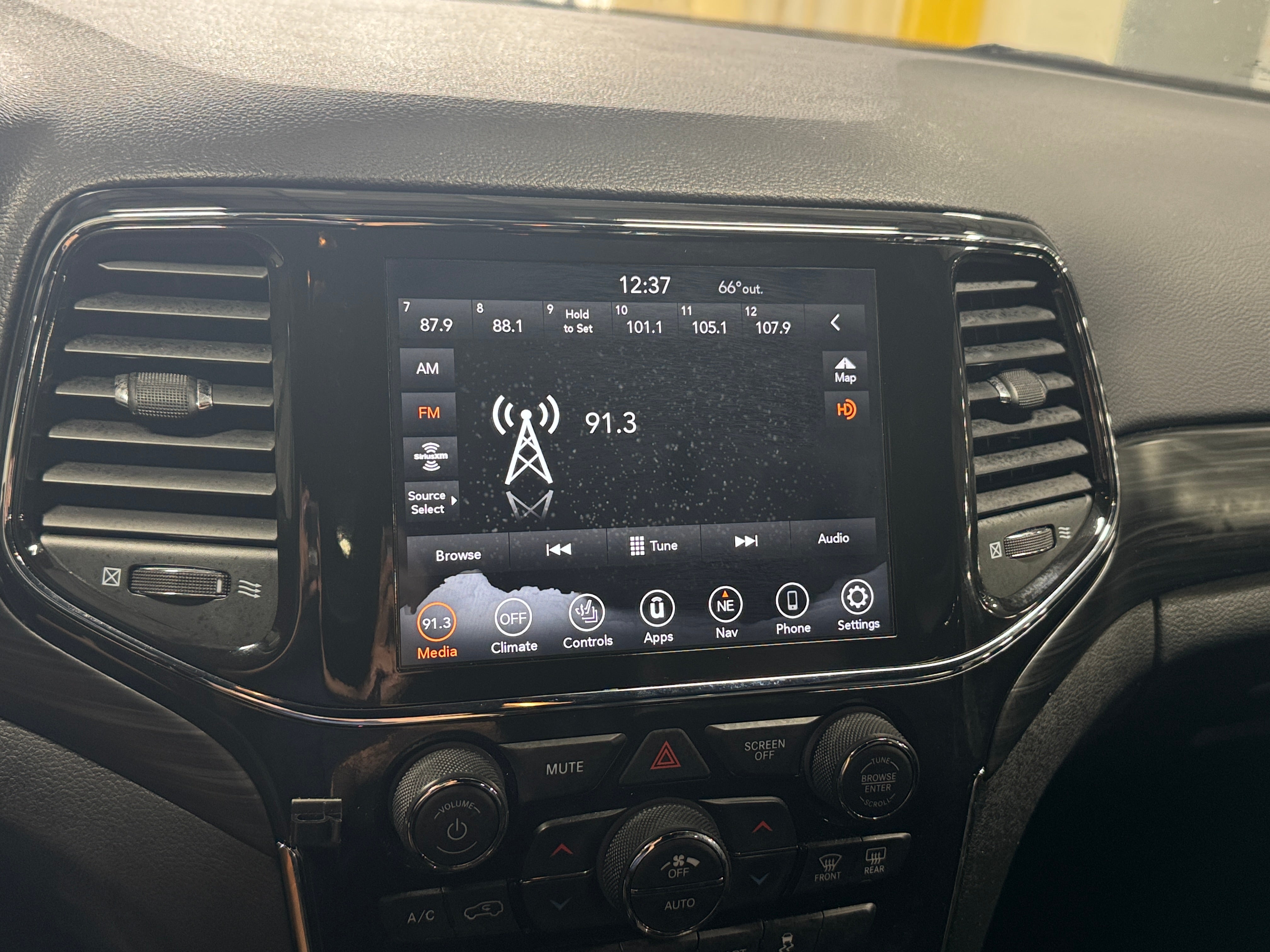 Thumbnail: 2021 Jeep Grand Cherokee - 4