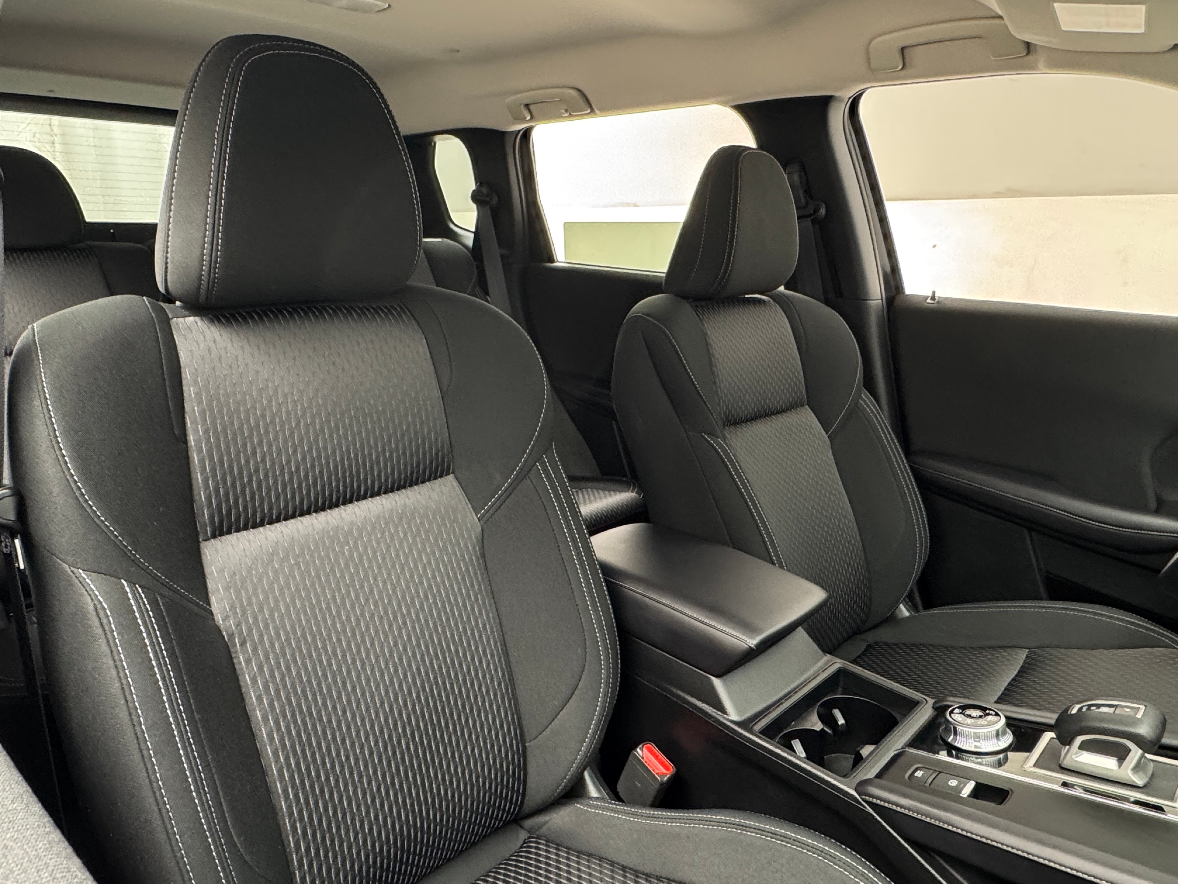 2024 Mitsubishi Outlander ES 2