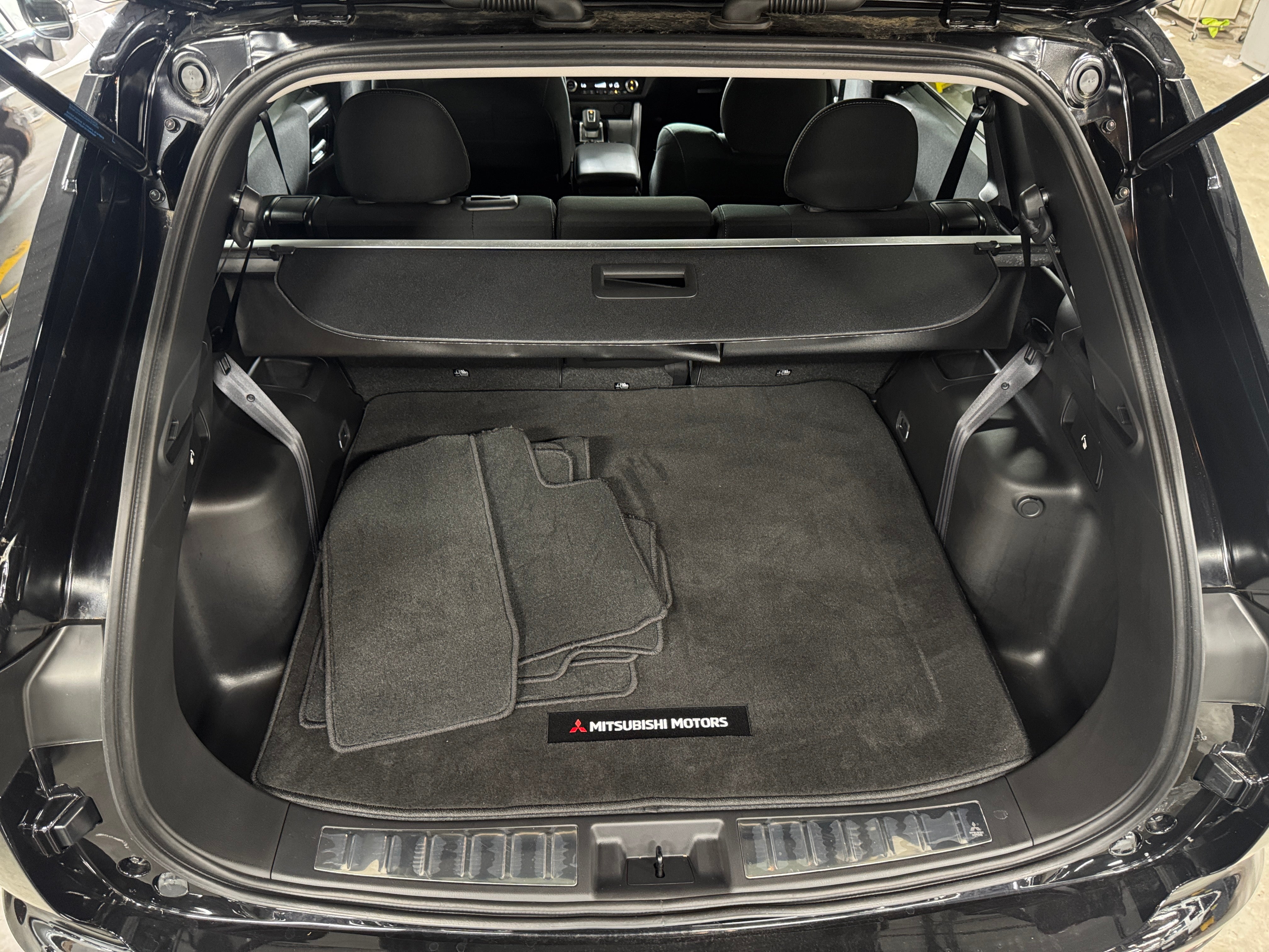 2024 Mitsubishi Outlander ES 7