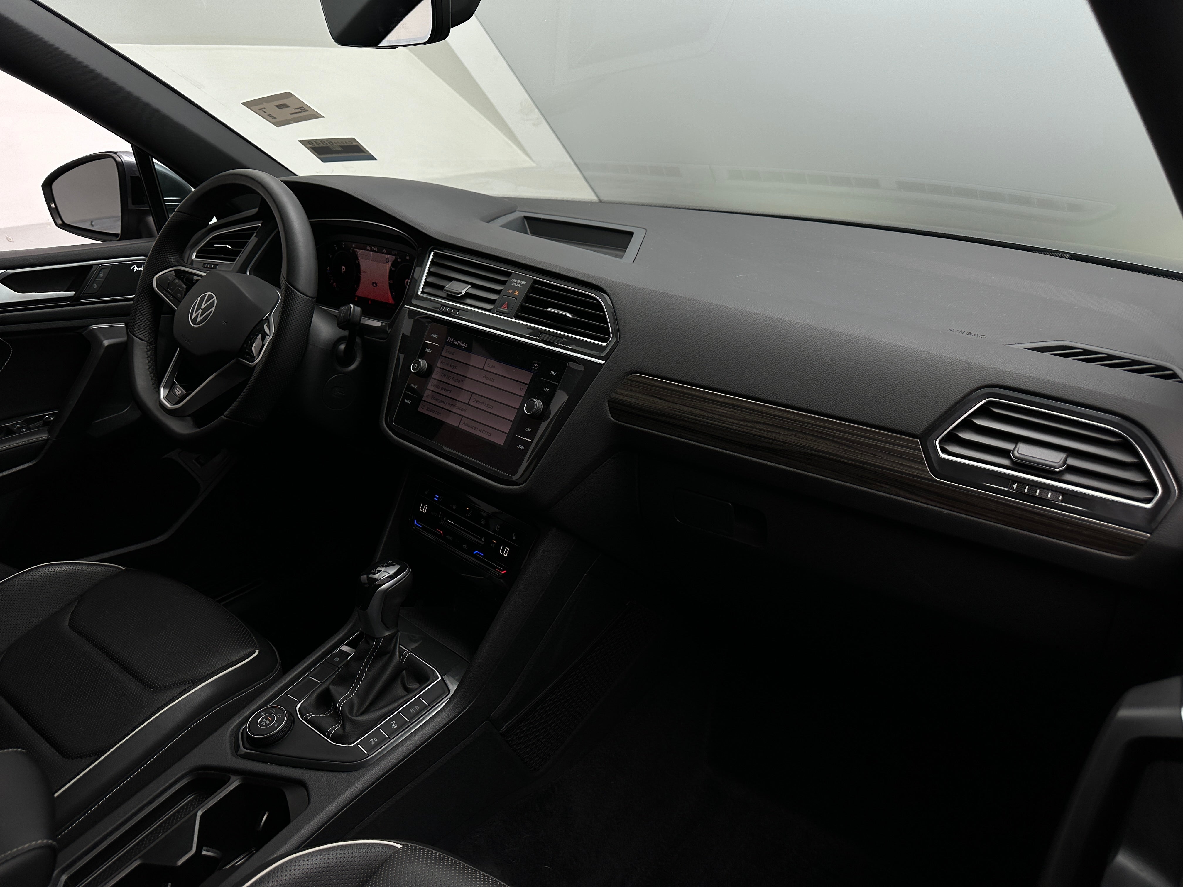 2022 Volkswagen Tiguan SE R-Line 2