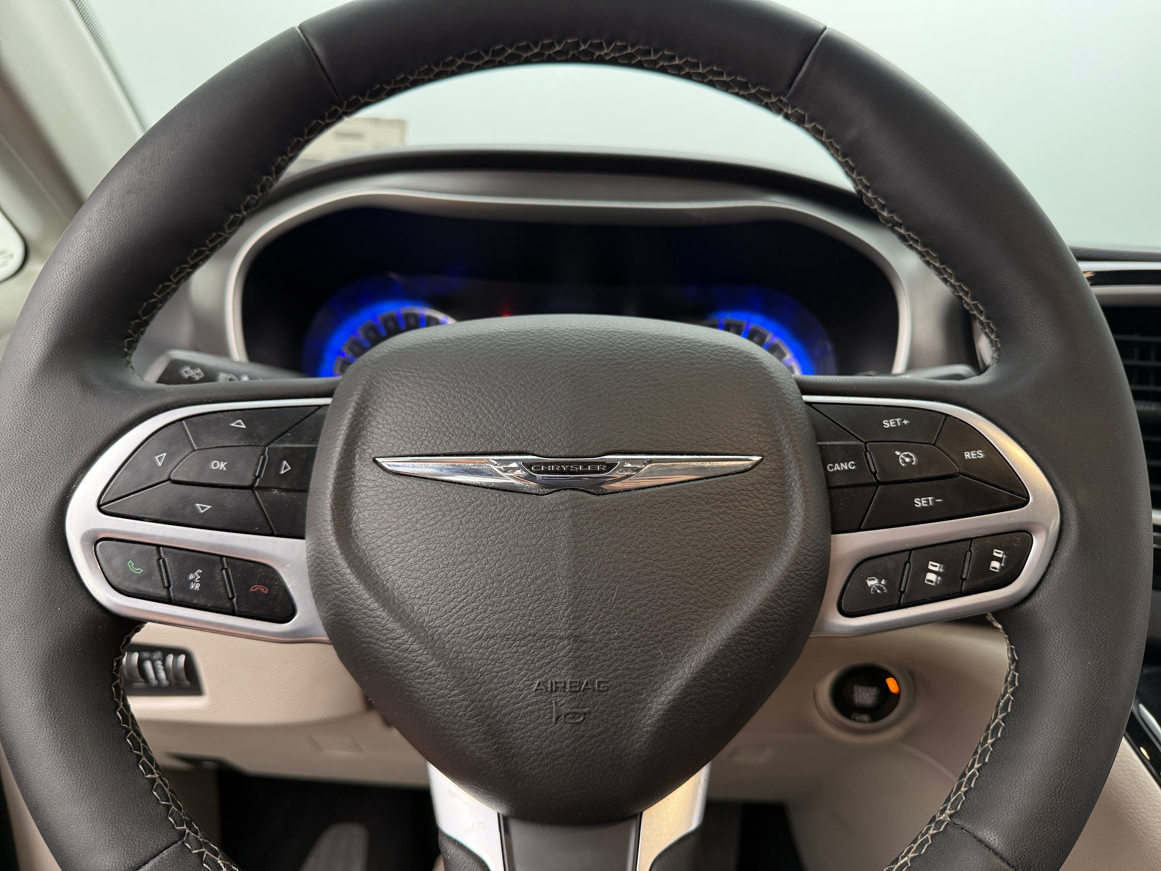 2022 Chrysler Pacifica Touring L 4