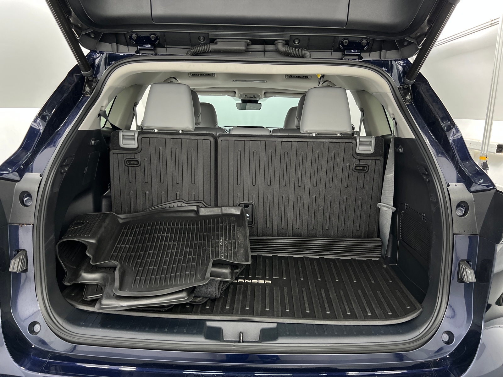 Thumbnail: 2023 Toyota Highlander - 6