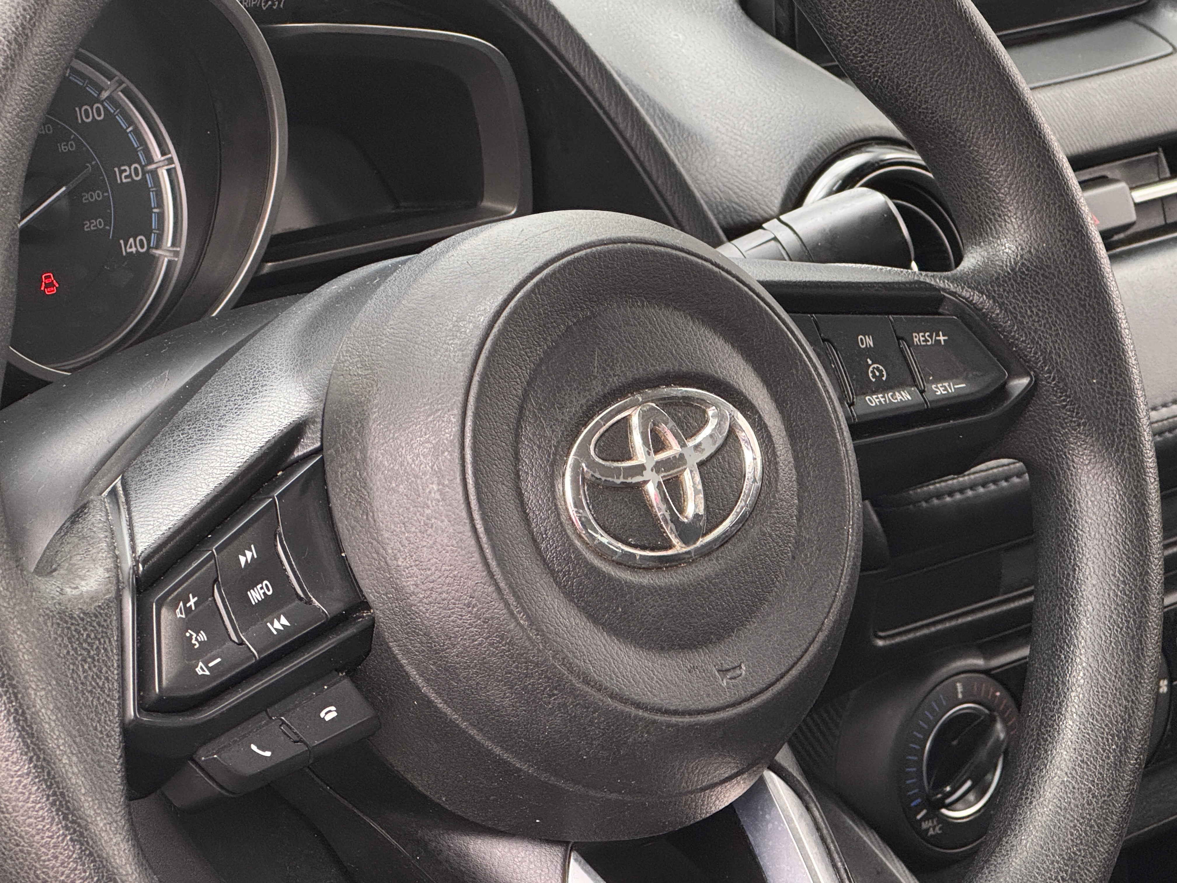 2019 Toyota Yaris LE 5