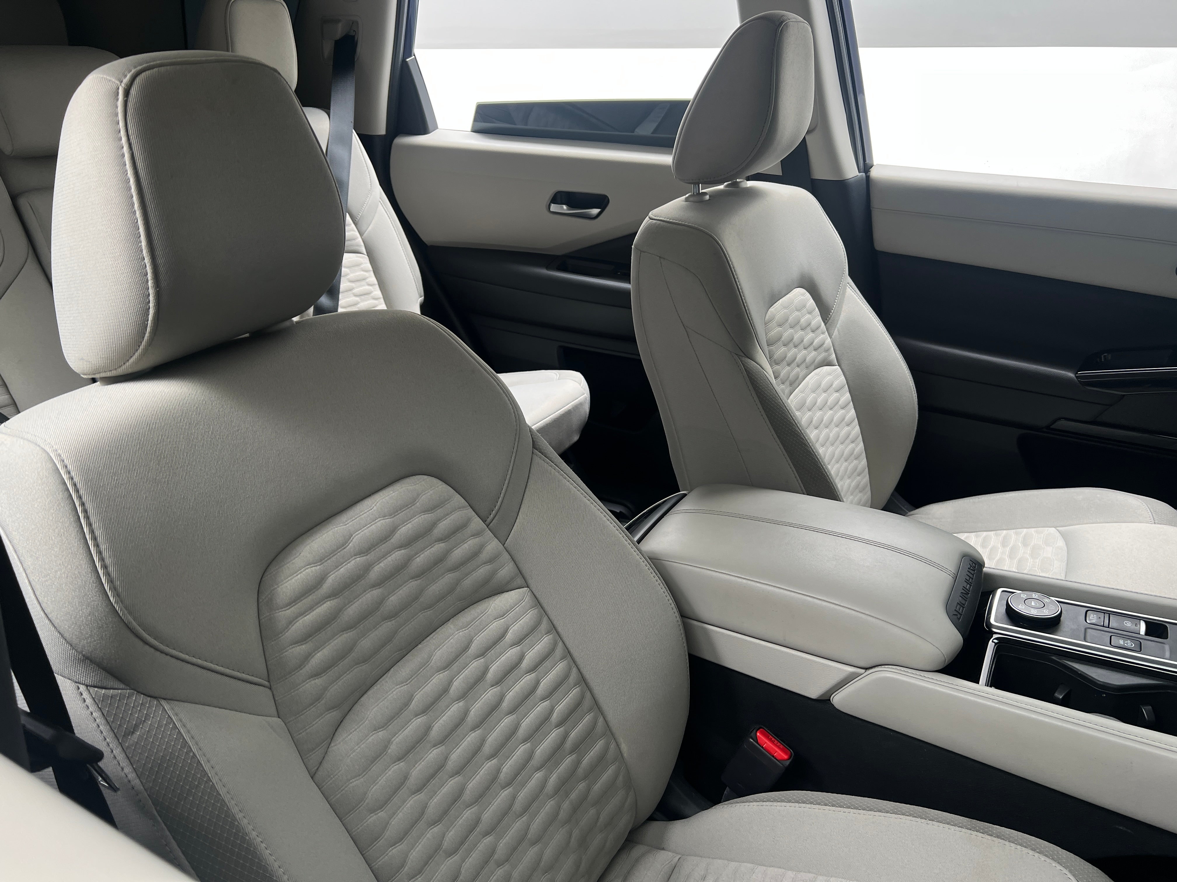 2022 Nissan Pathfinder SV 2