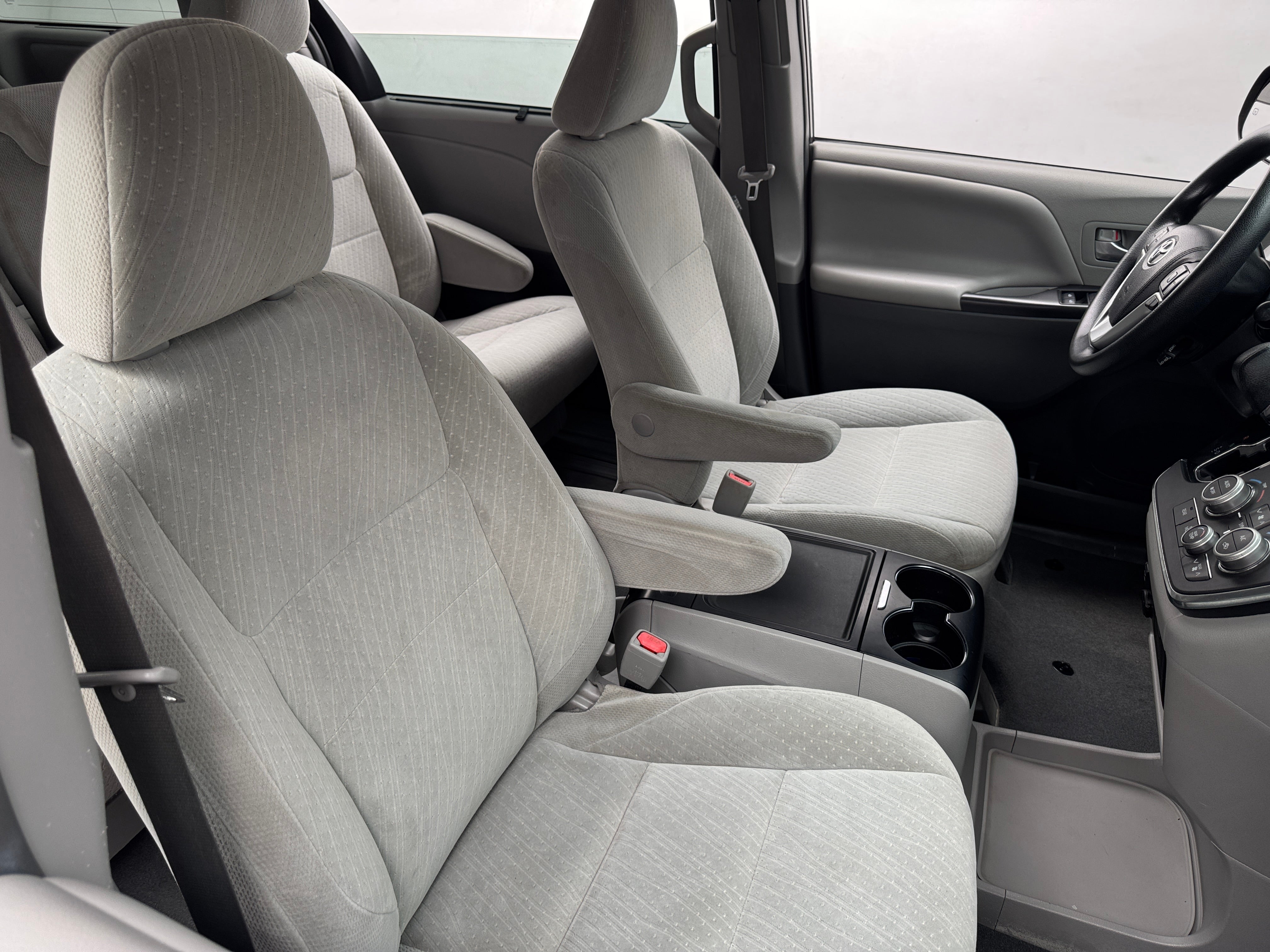 2018 Toyota Sienna LE 2