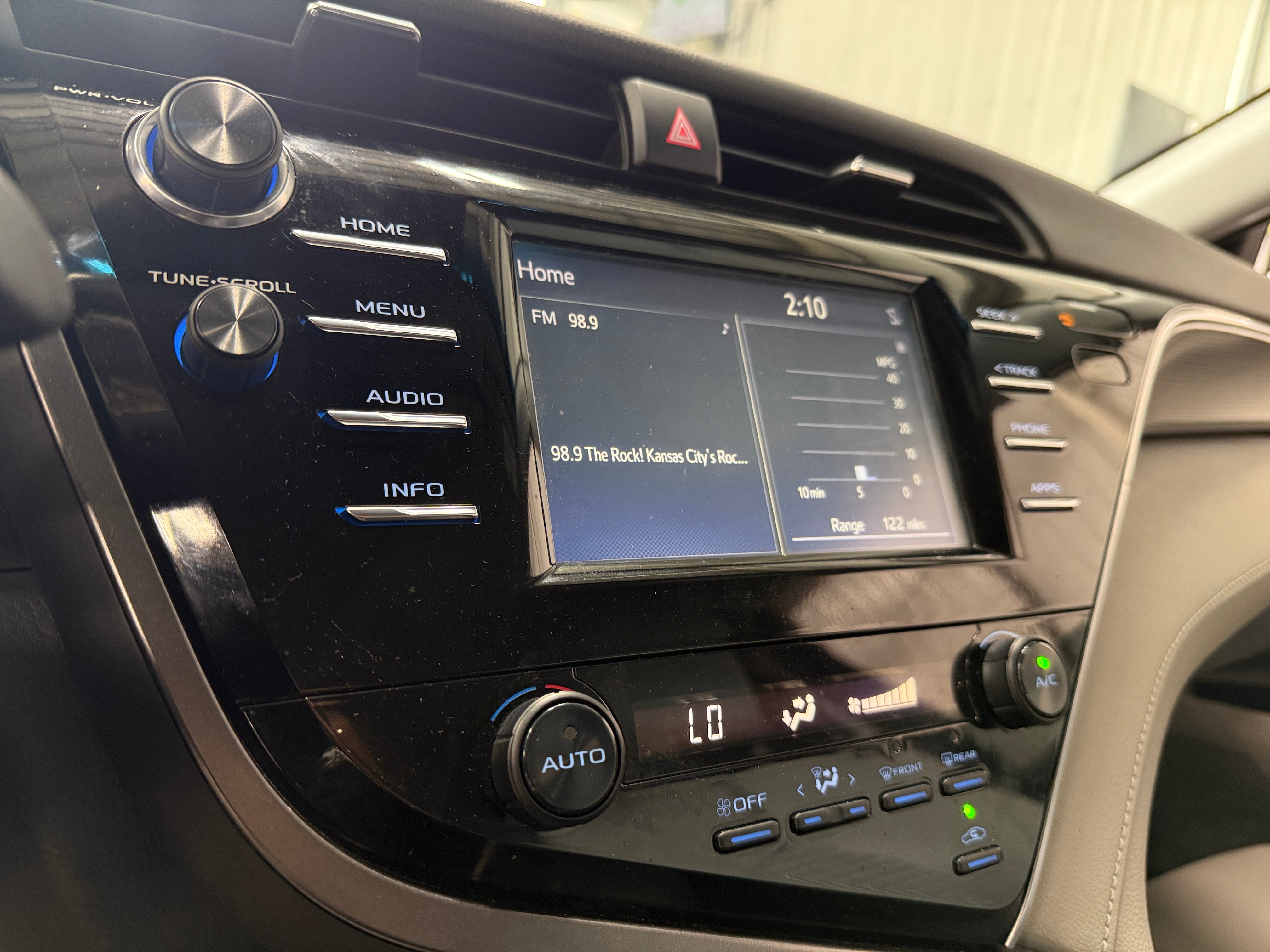 2018 Toyota Camry SE 3