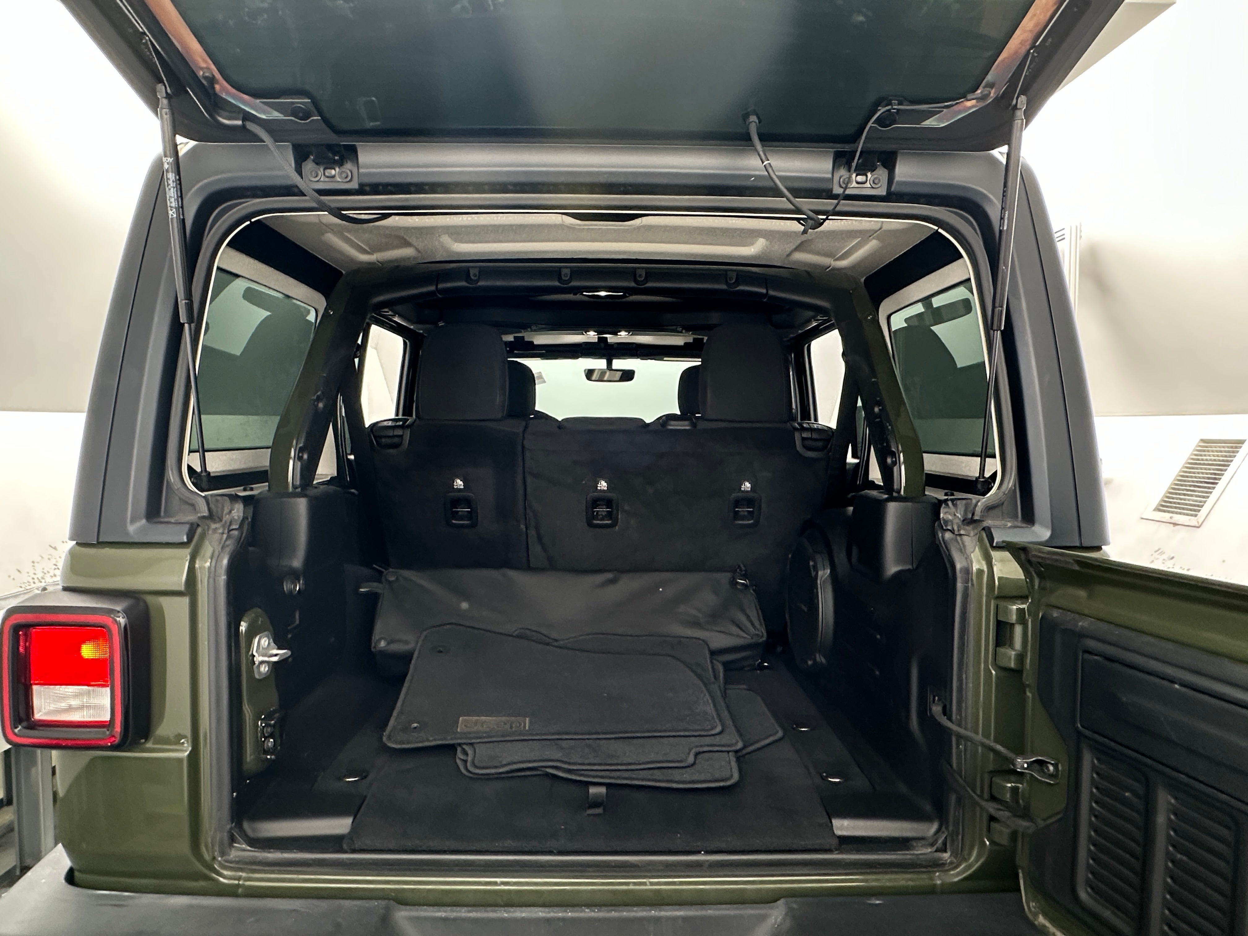2022 Jeep Wrangler Unlimited Altitude 7