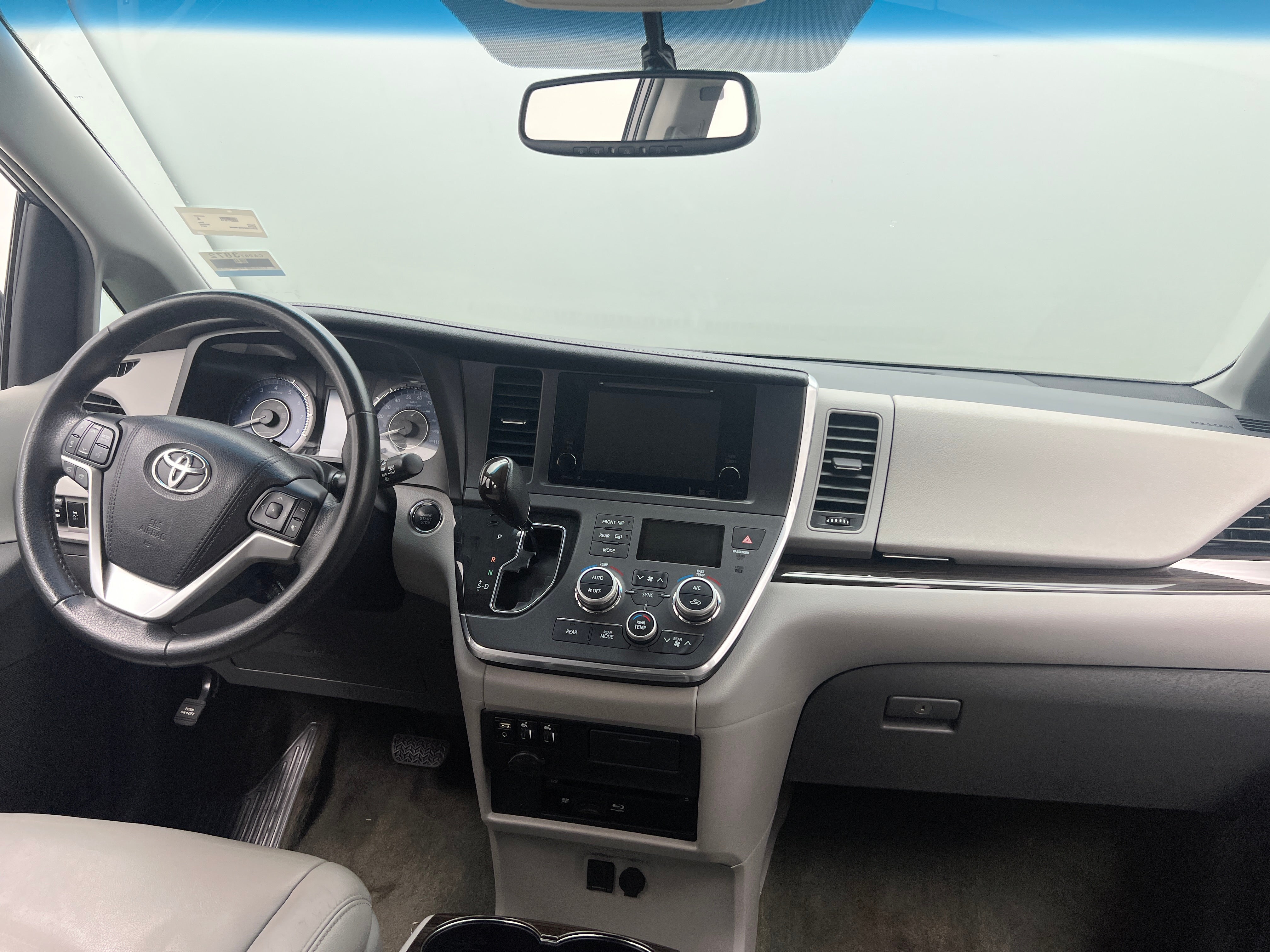 2017 Toyota Sienna XLE Premium 2