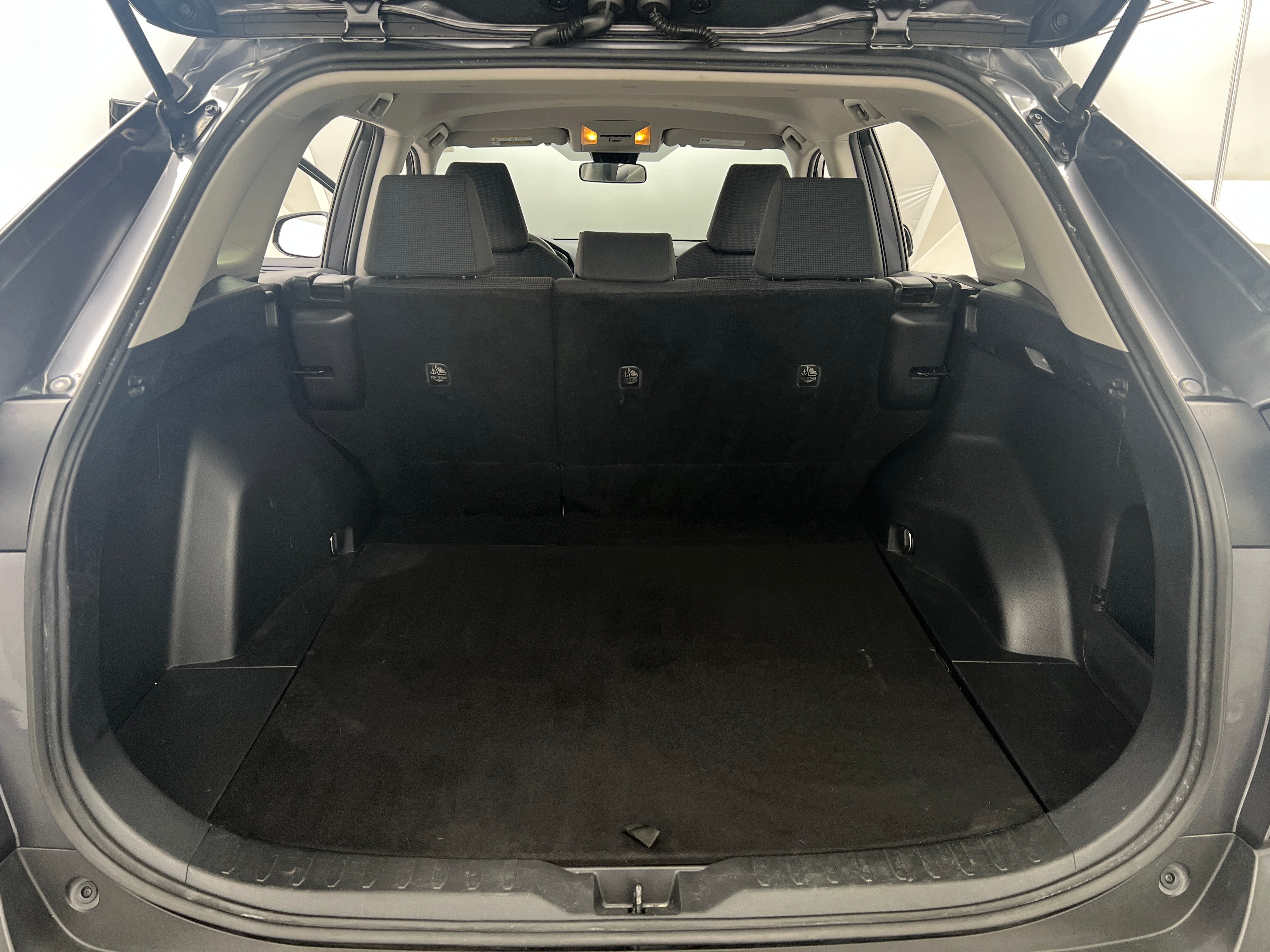 2020 Toyota RAV4 LE 7