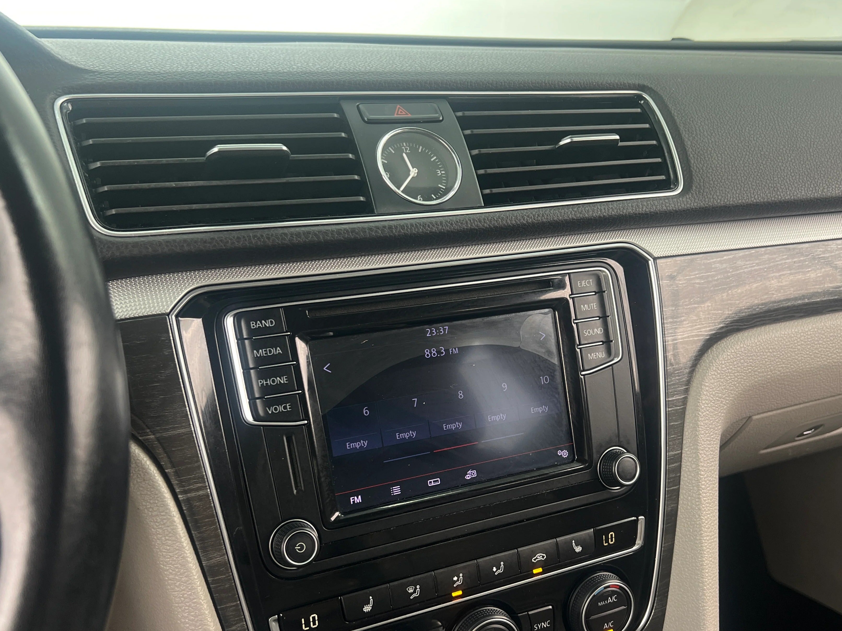 2017 Volkswagen Passat SE 3