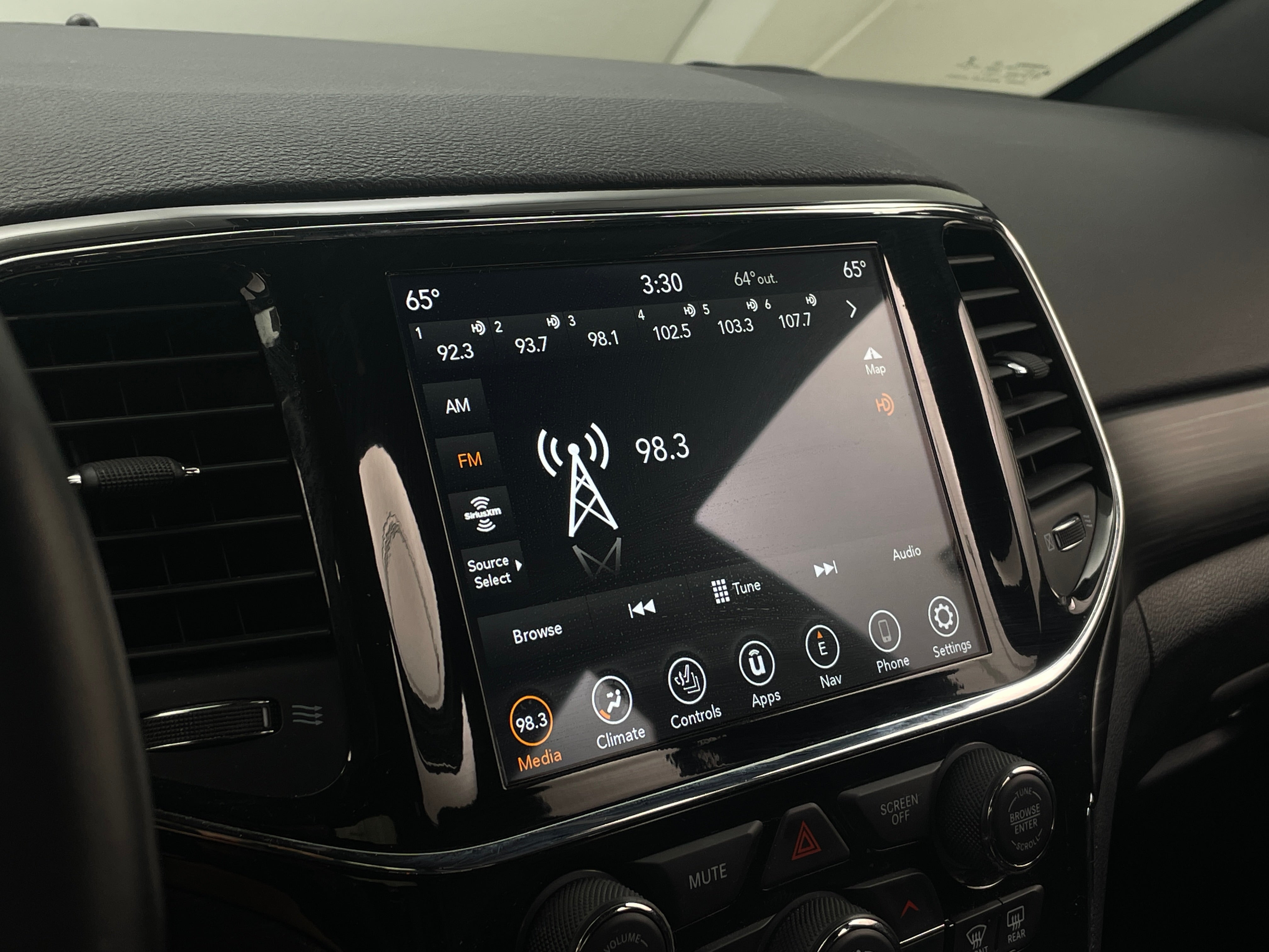 2022 Jeep Grand Cherokee Laredo 3