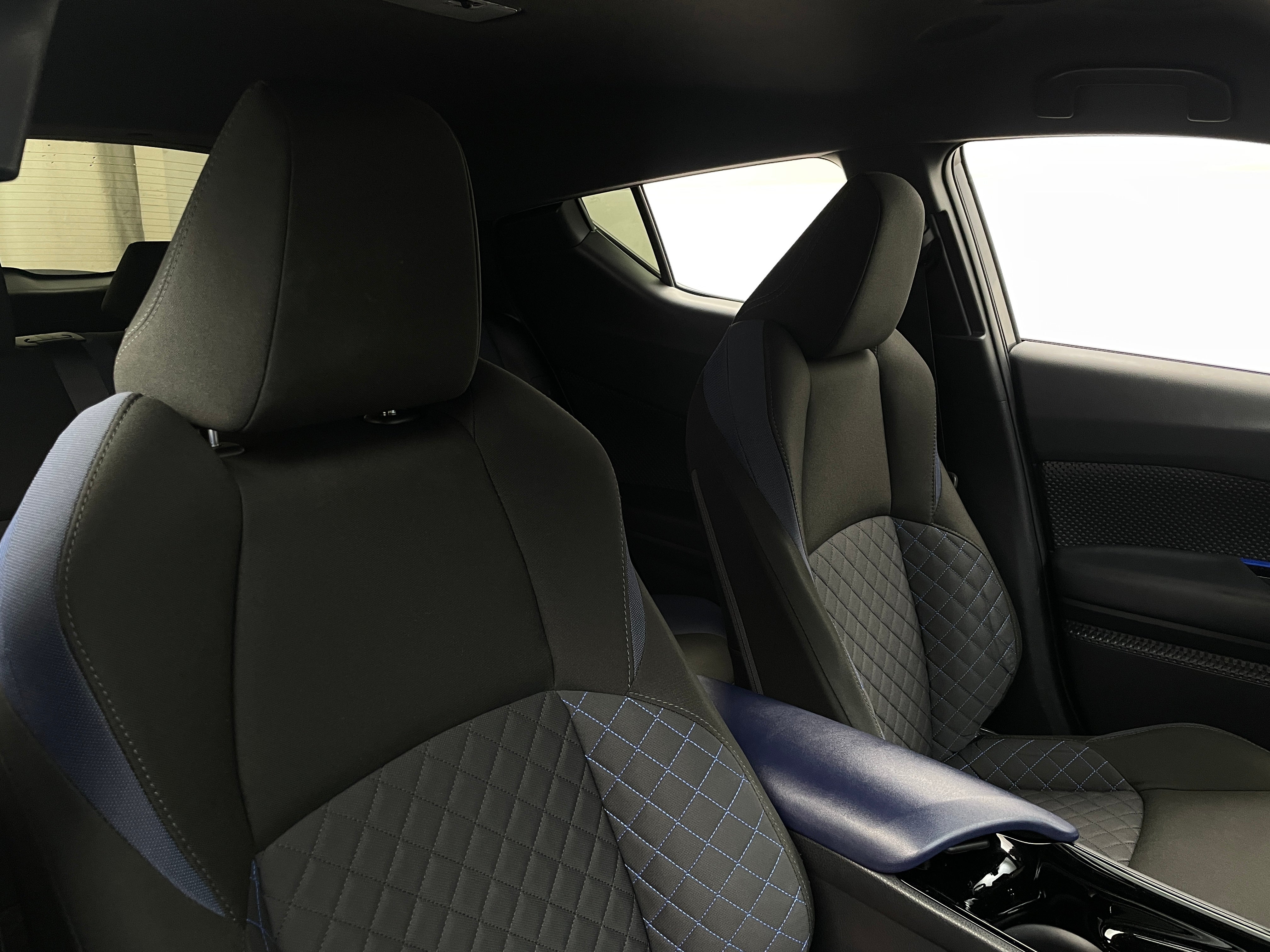 2021 Toyota C-HR XLE 2