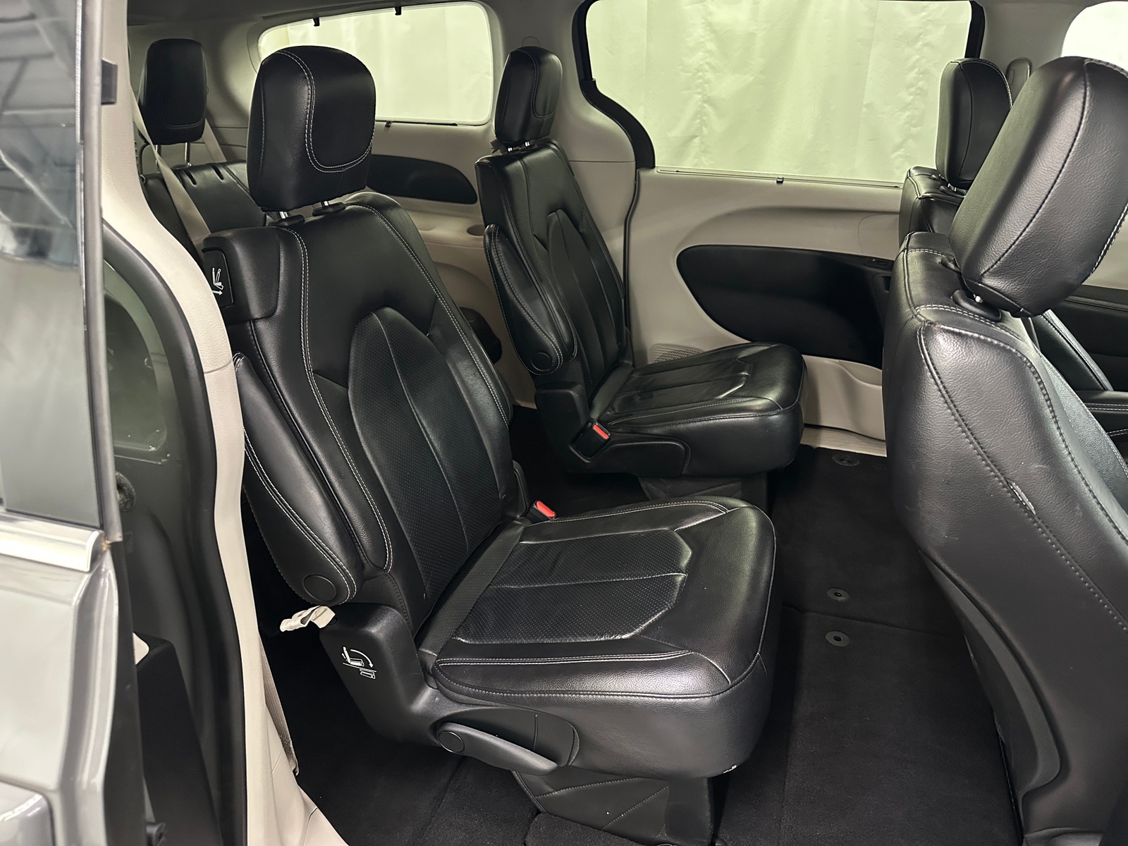 Thumbnail: 2022 Chrysler Pacifica - 5