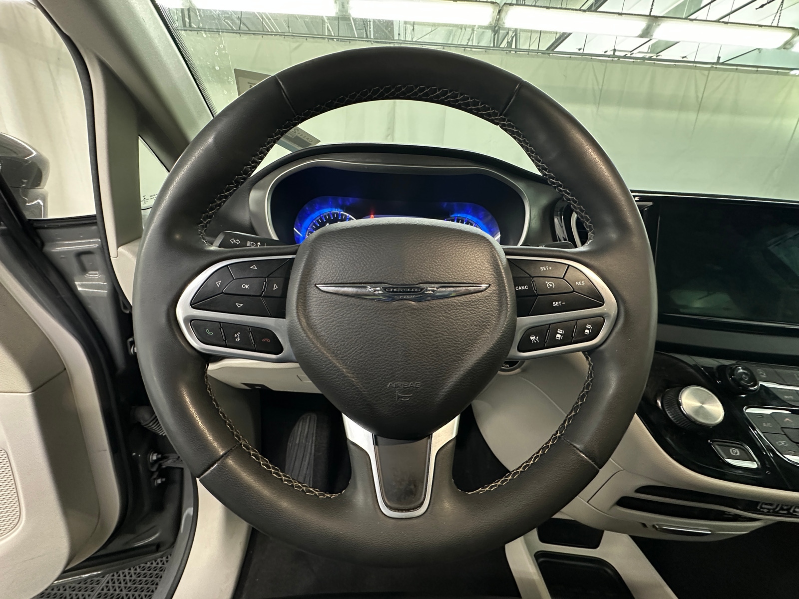 Thumbnail: 2022 Chrysler Pacifica - 4