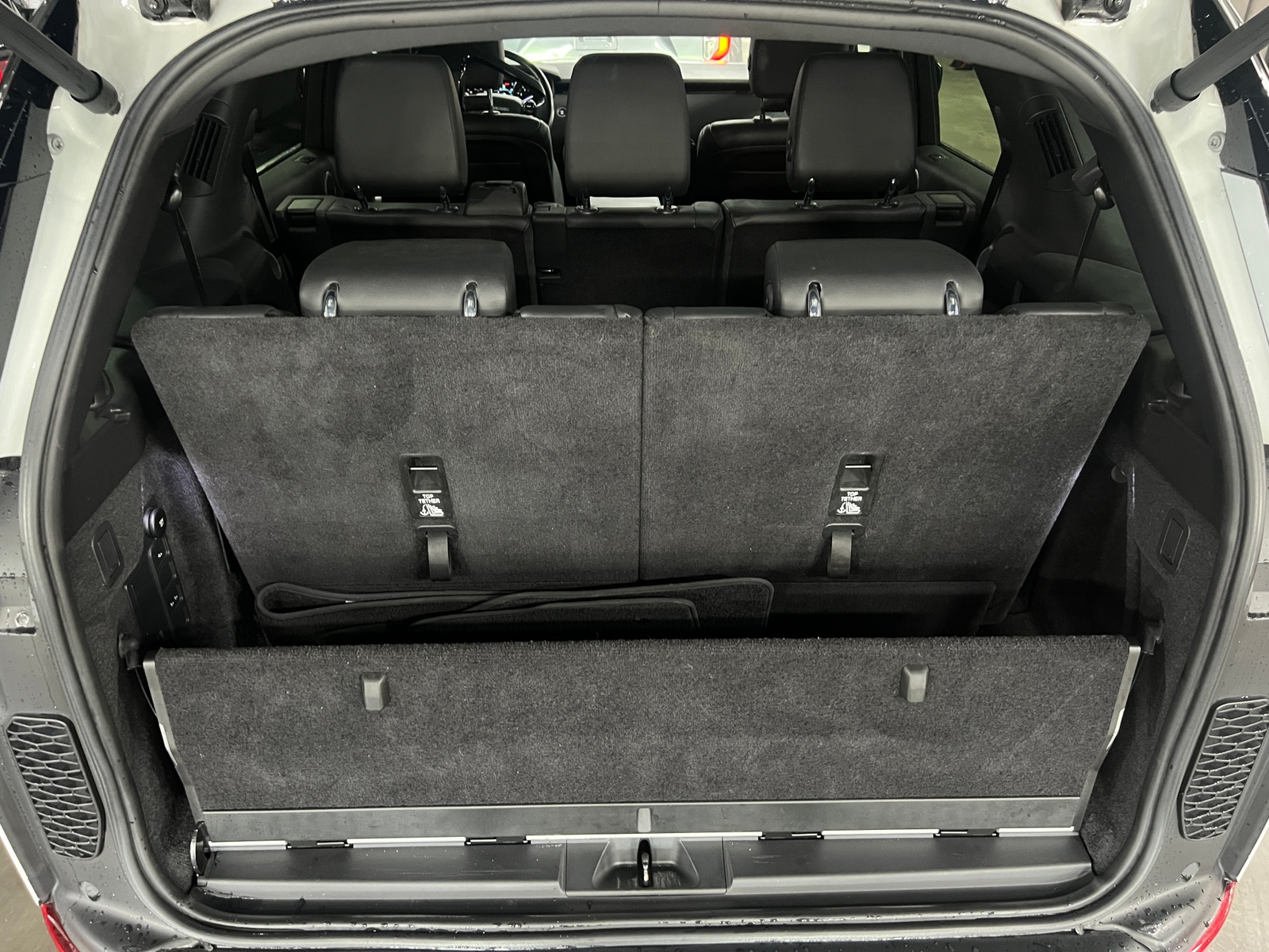 Thumbnail: 2019 Land Rover Discovery - 6