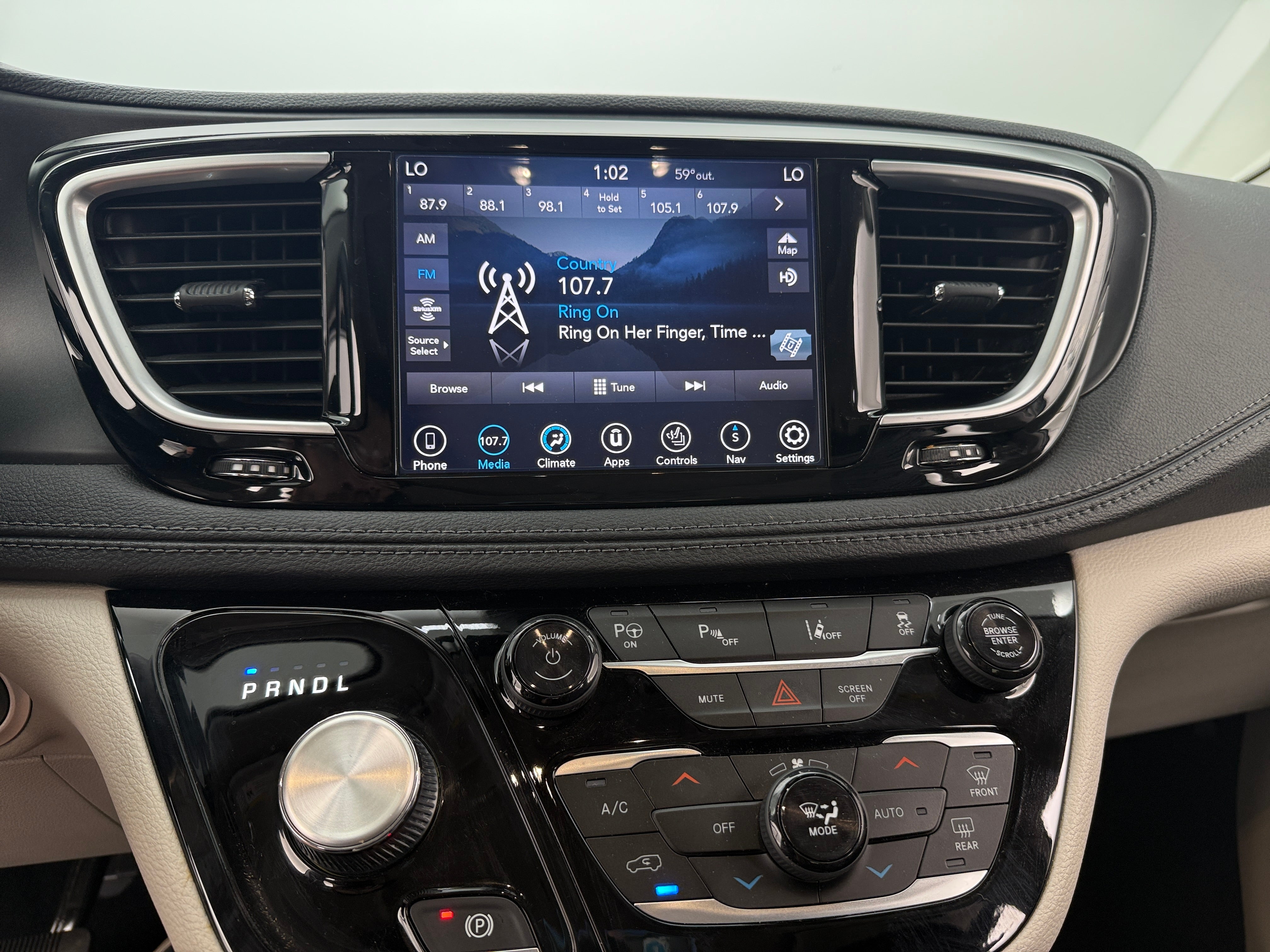 2020 Chrysler Pacifica Hybrid Limited 3