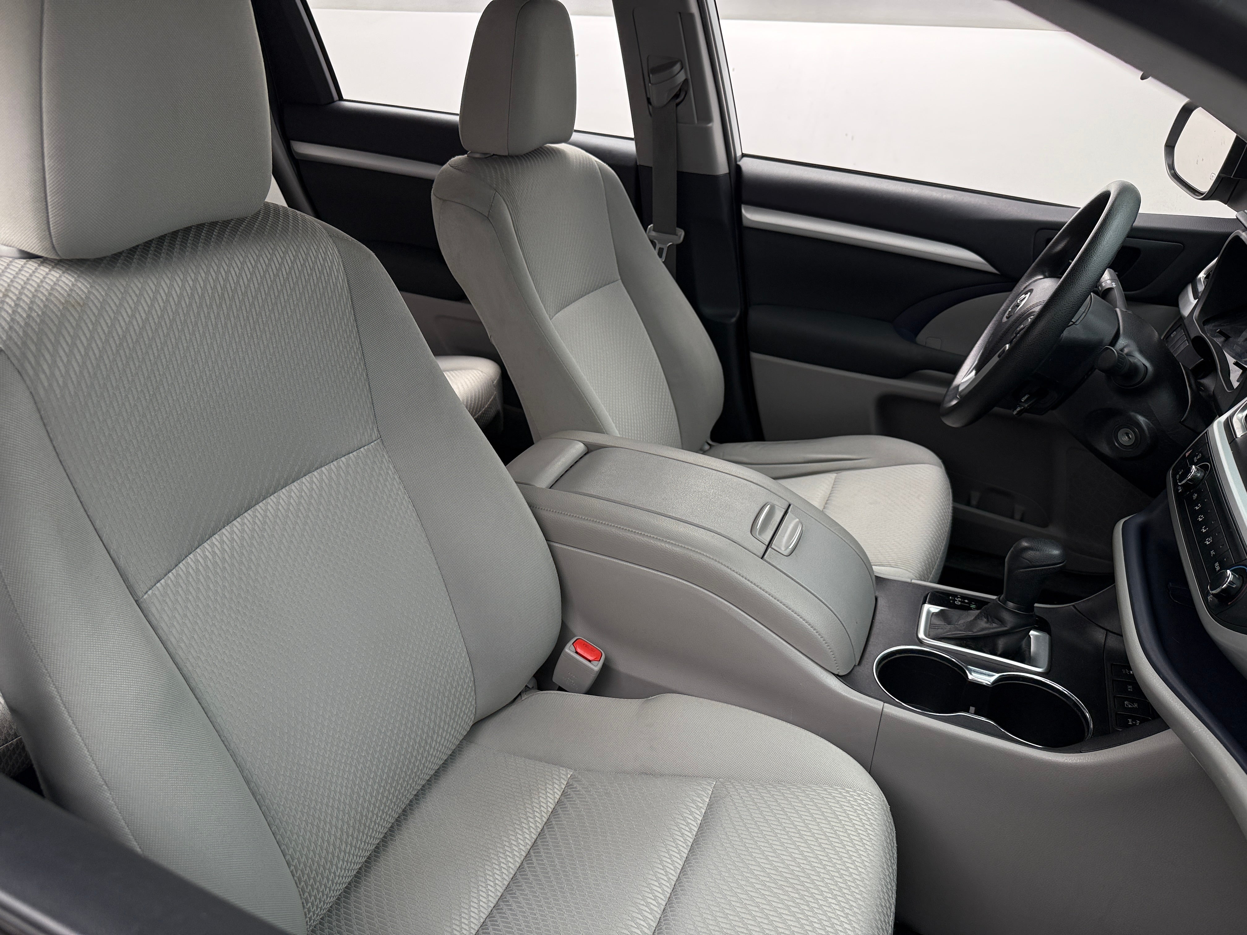 2019 Toyota Highlander LE 2