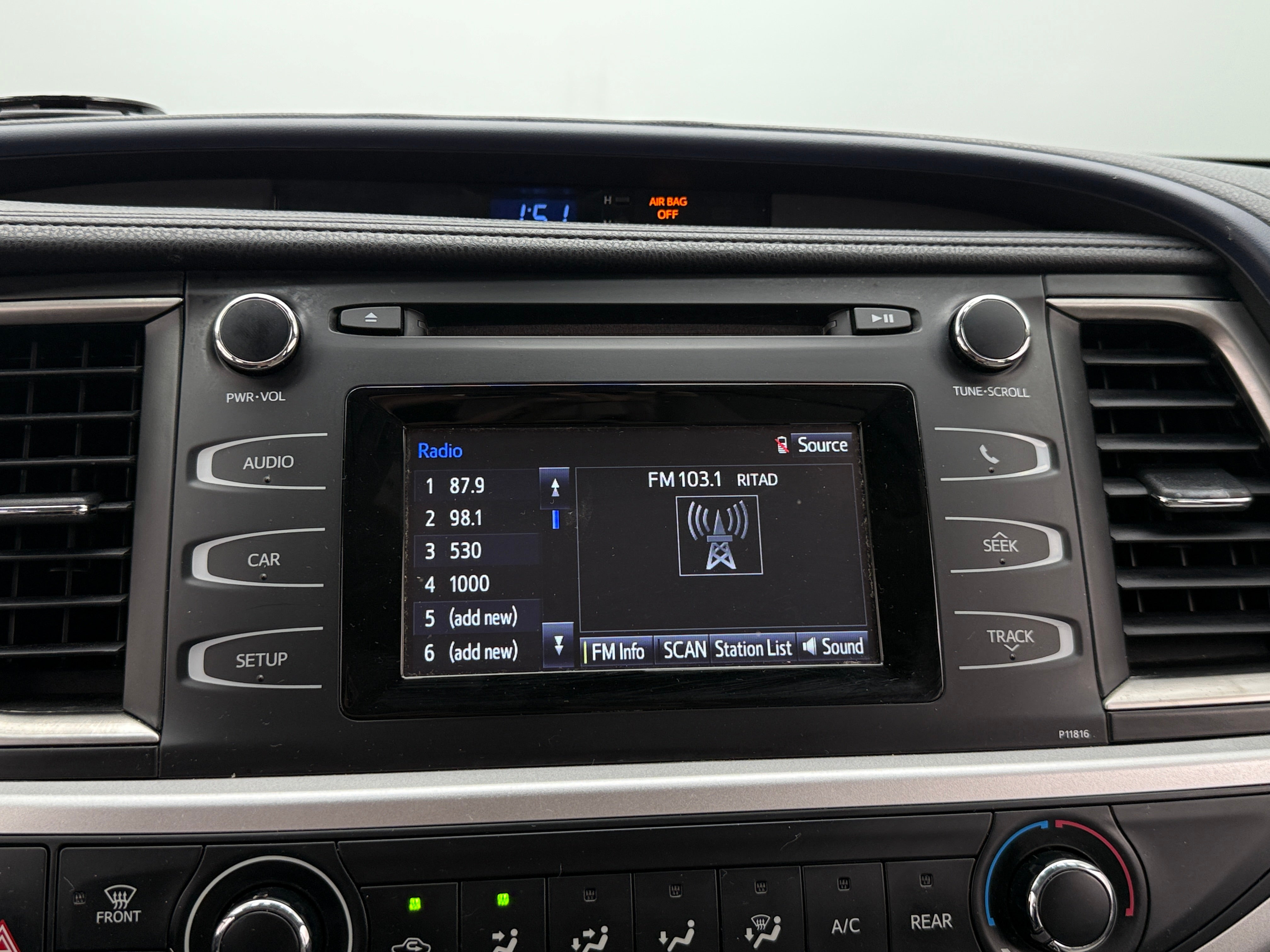 2019 Toyota Highlander LE 4