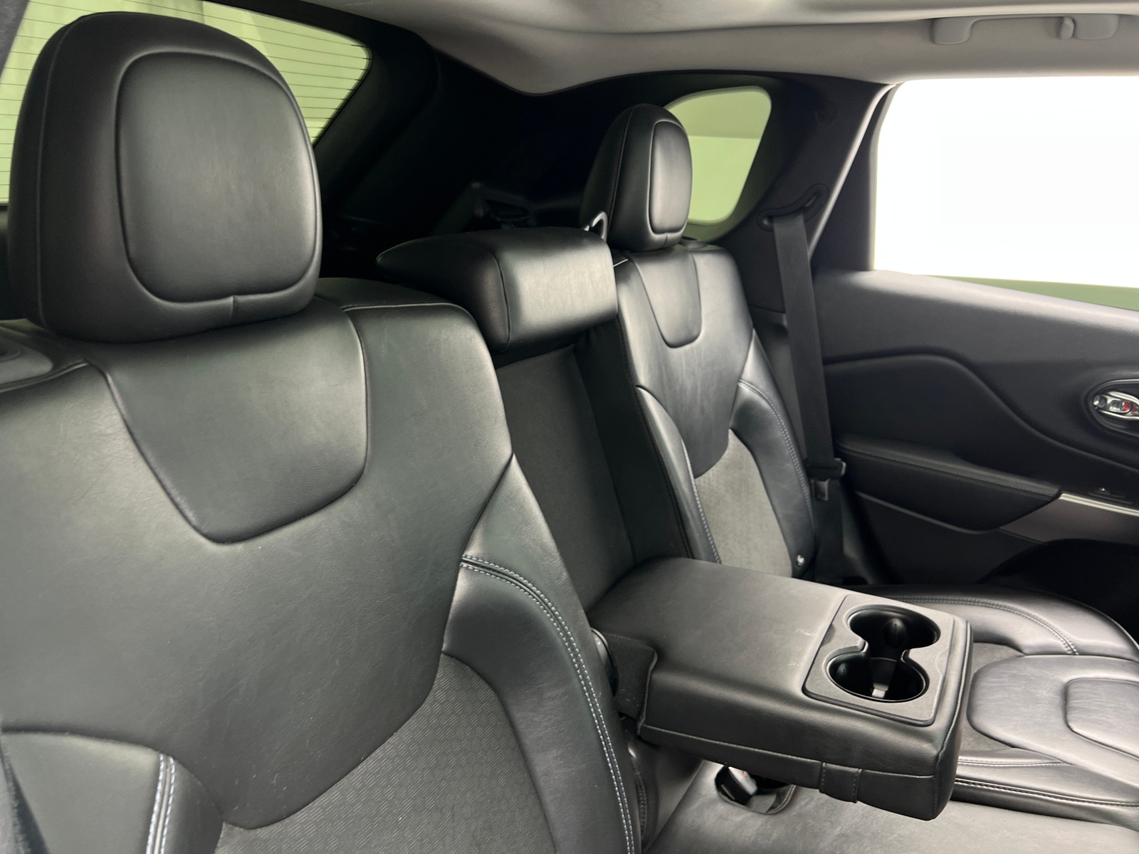 Thumbnail: 2019 Jeep Cherokee - 6