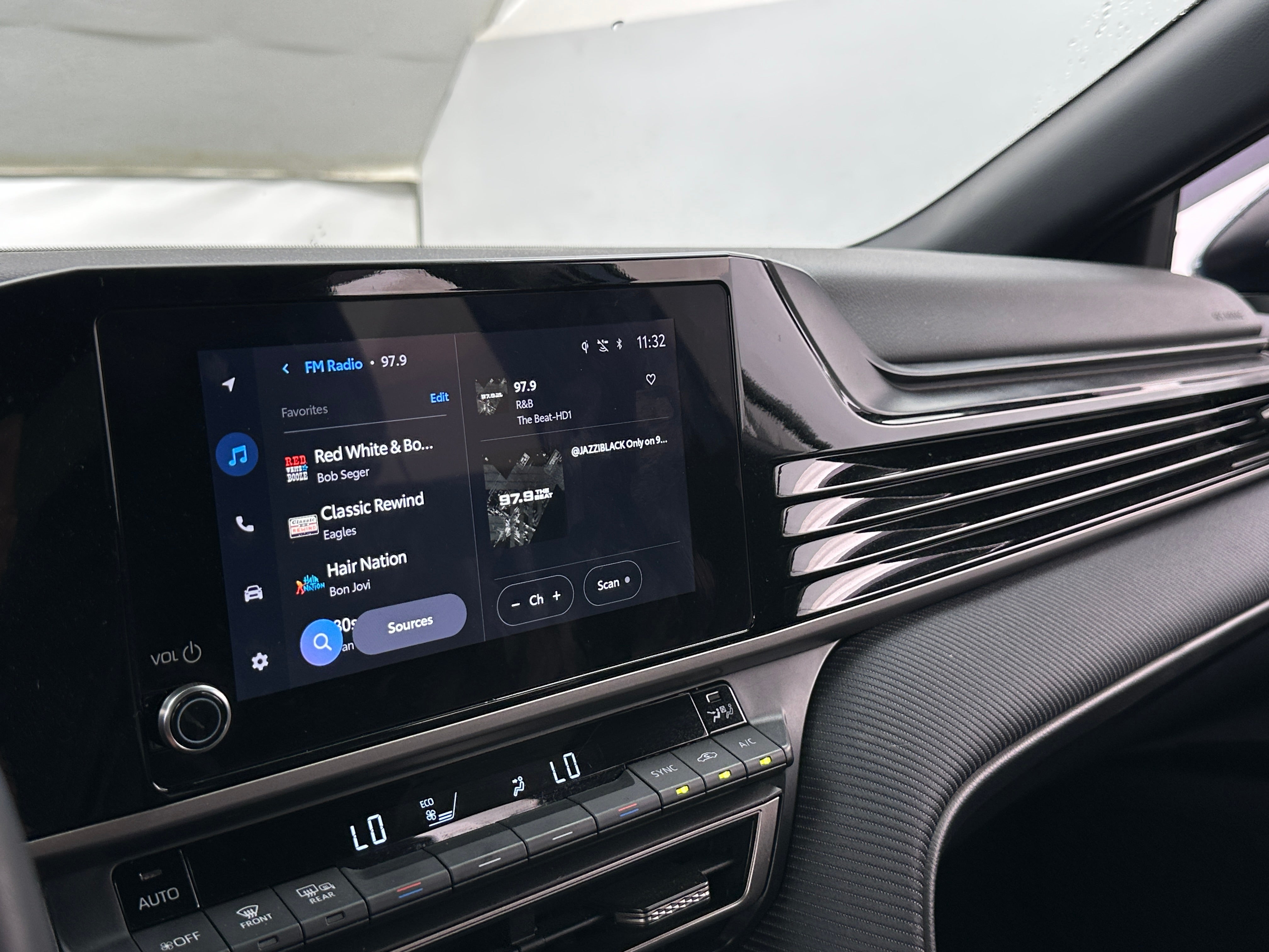2025 Toyota Camry SE 4