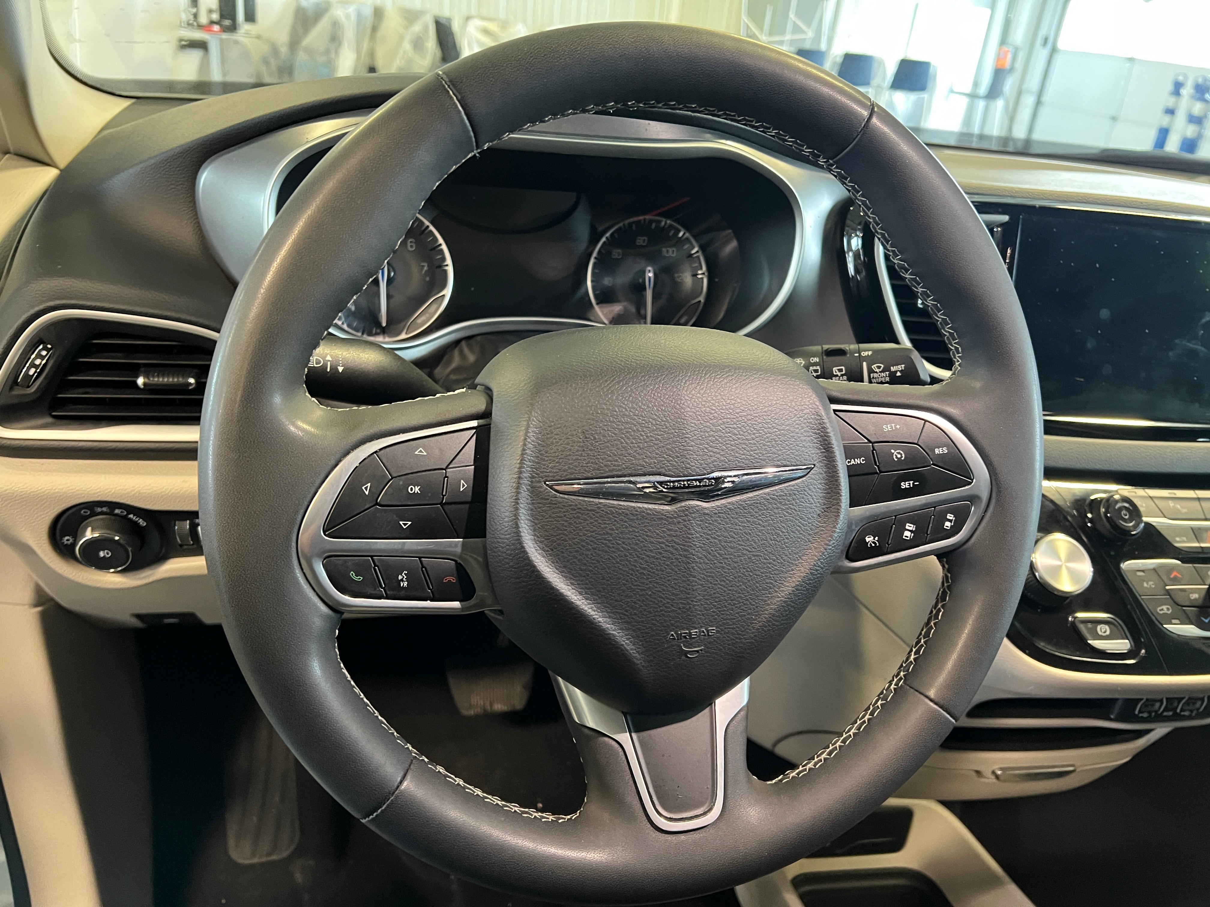 Thumbnail: 2023 Chrysler Pacifica - 4