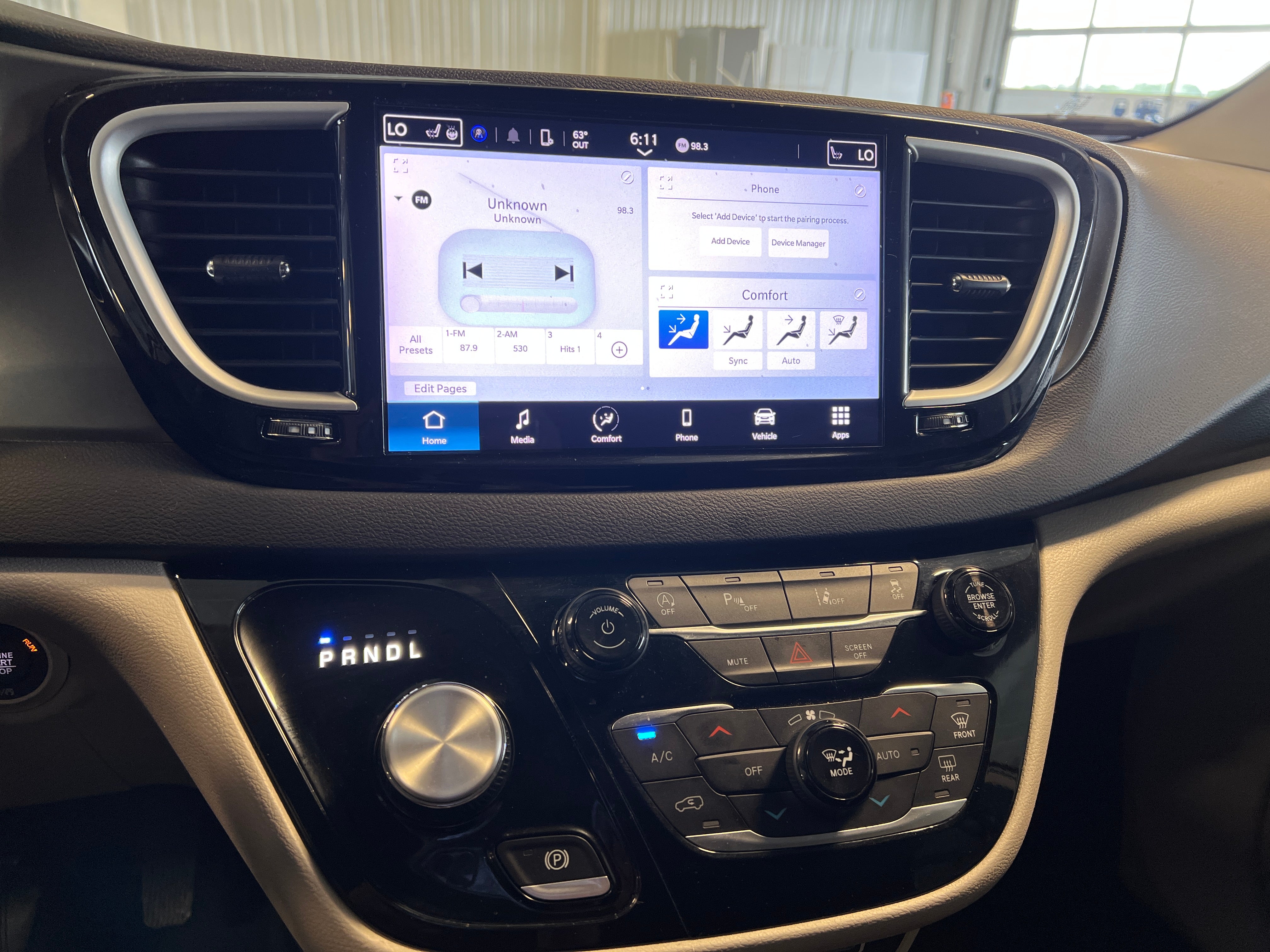 Thumbnail: 2023 Chrysler Pacifica - 3