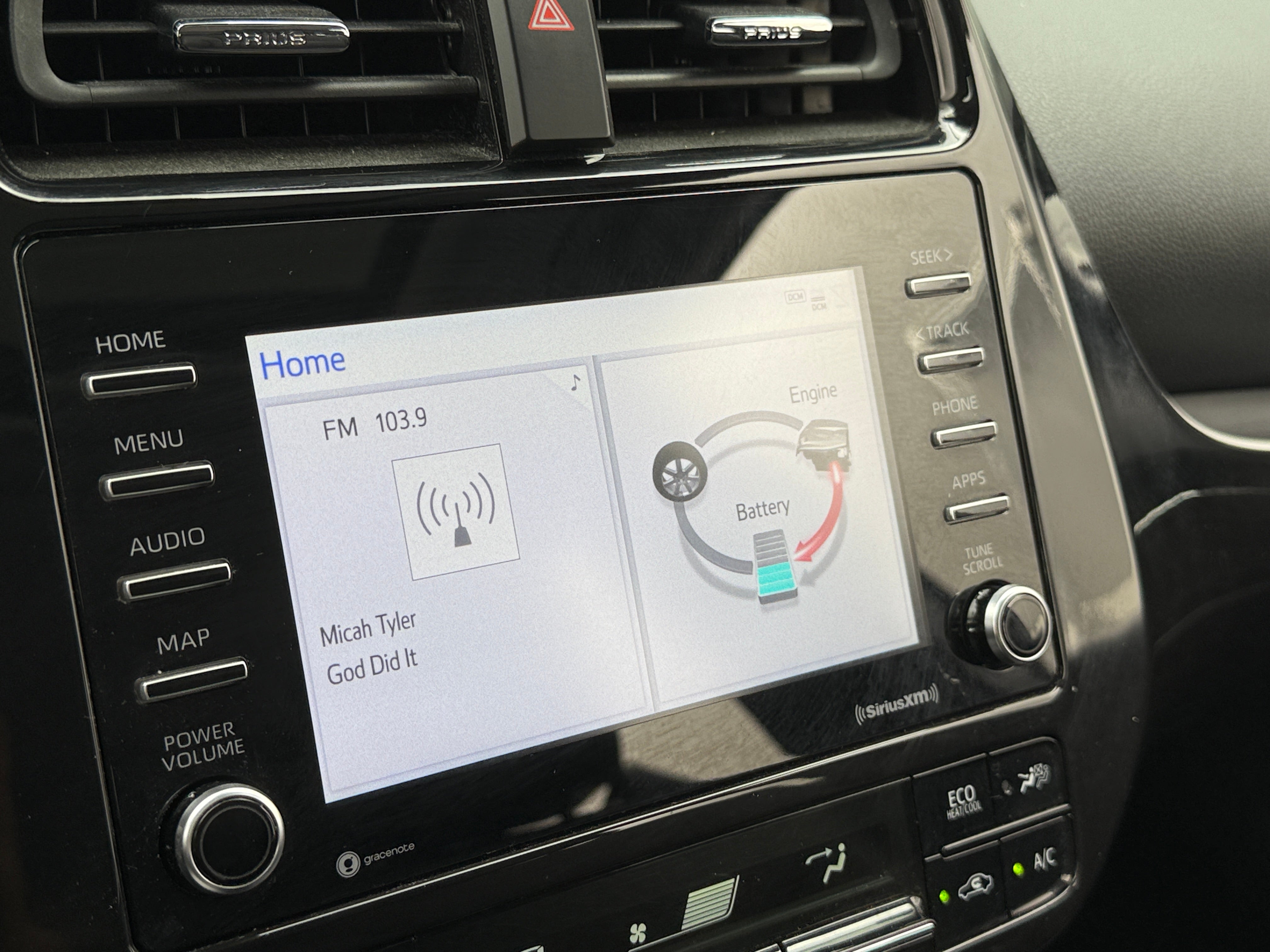 2022 Toyota Prius XLE 3