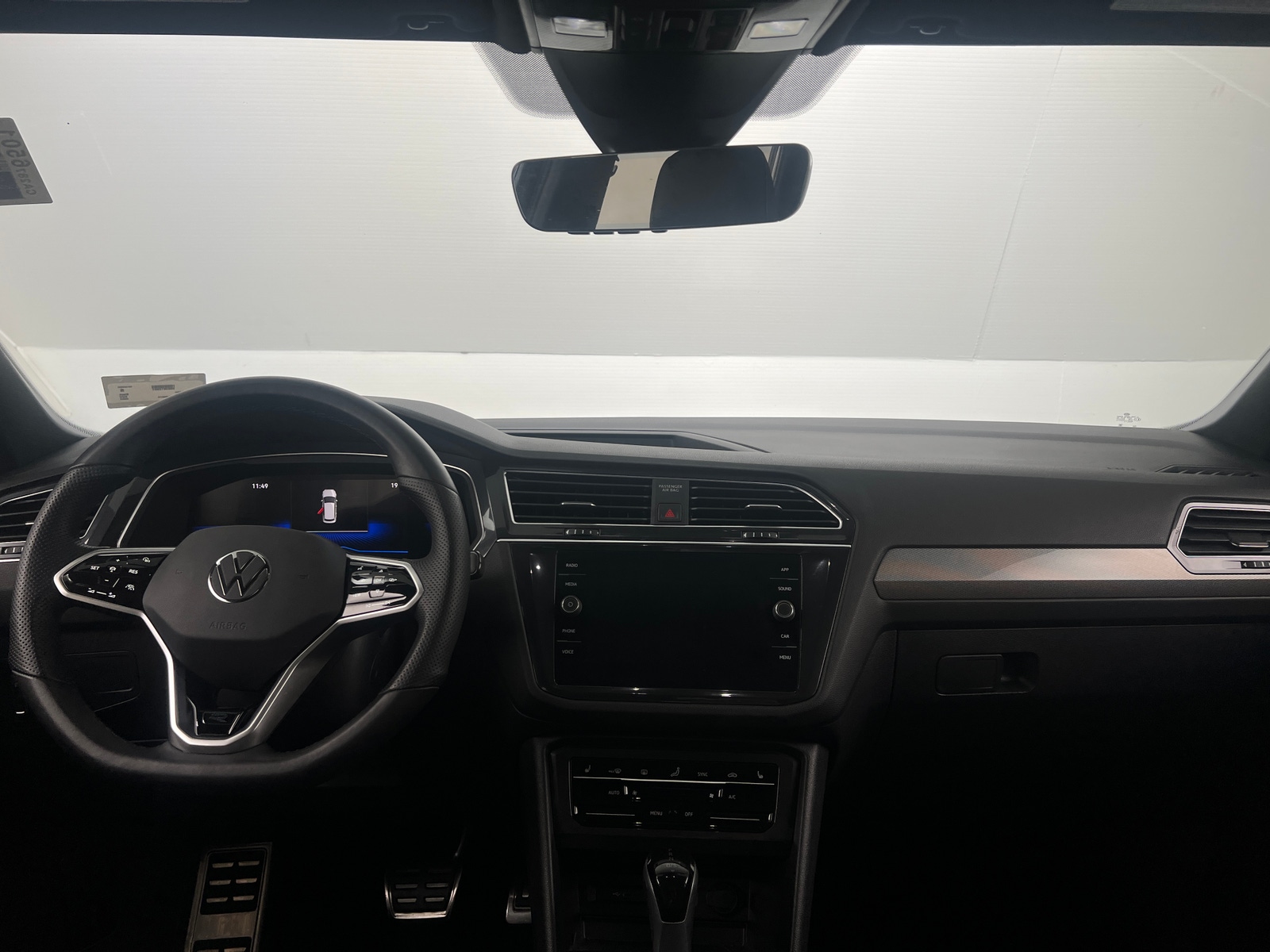 Thumbnail: 2023 Volkswagen Tiguan - 3