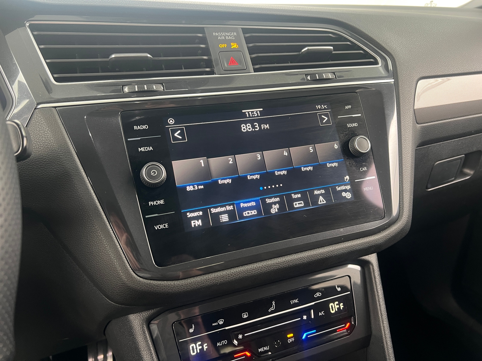 Thumbnail: 2023 Volkswagen Tiguan - 4