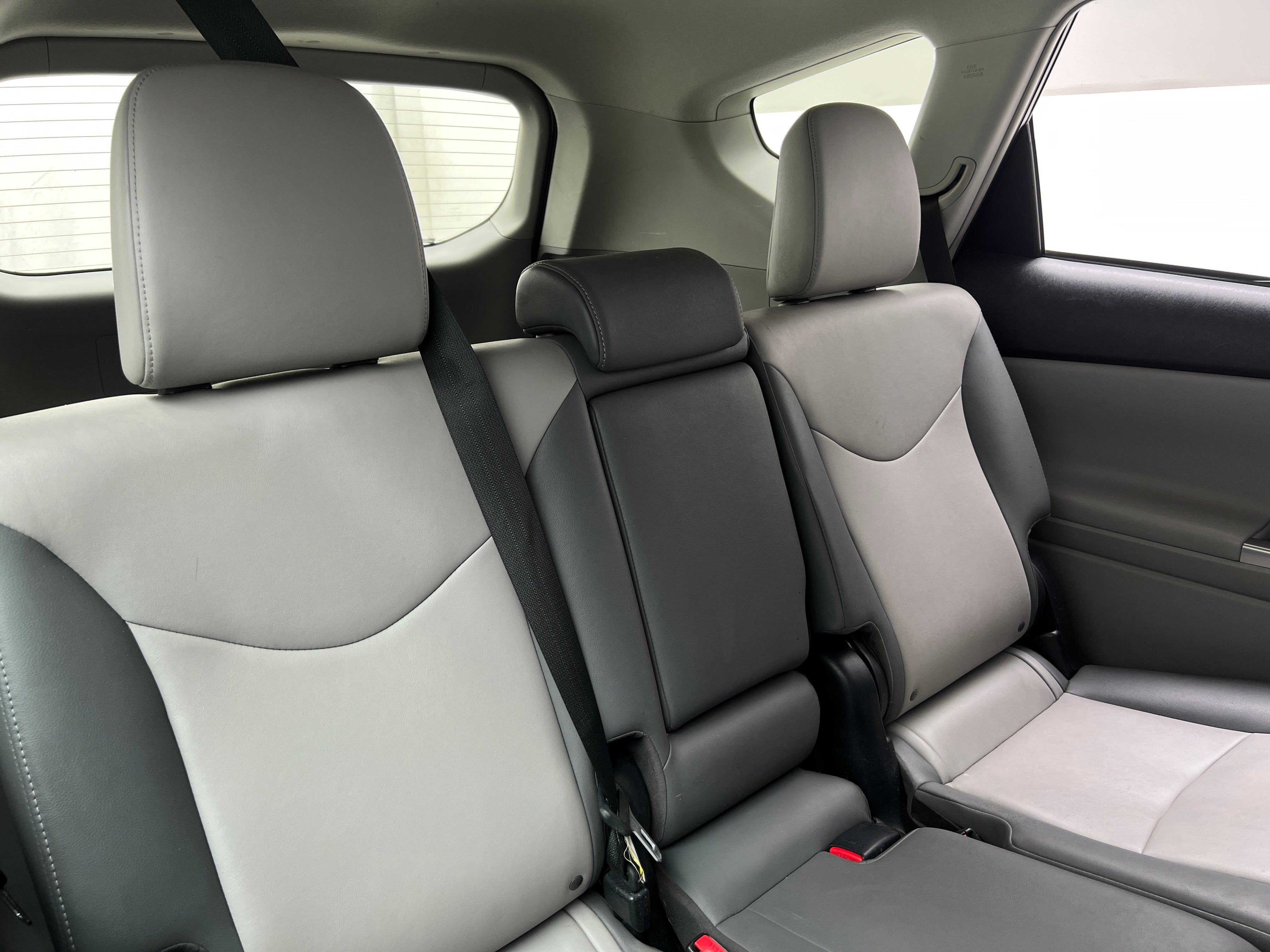 2015 Toyota Prius v Five 5