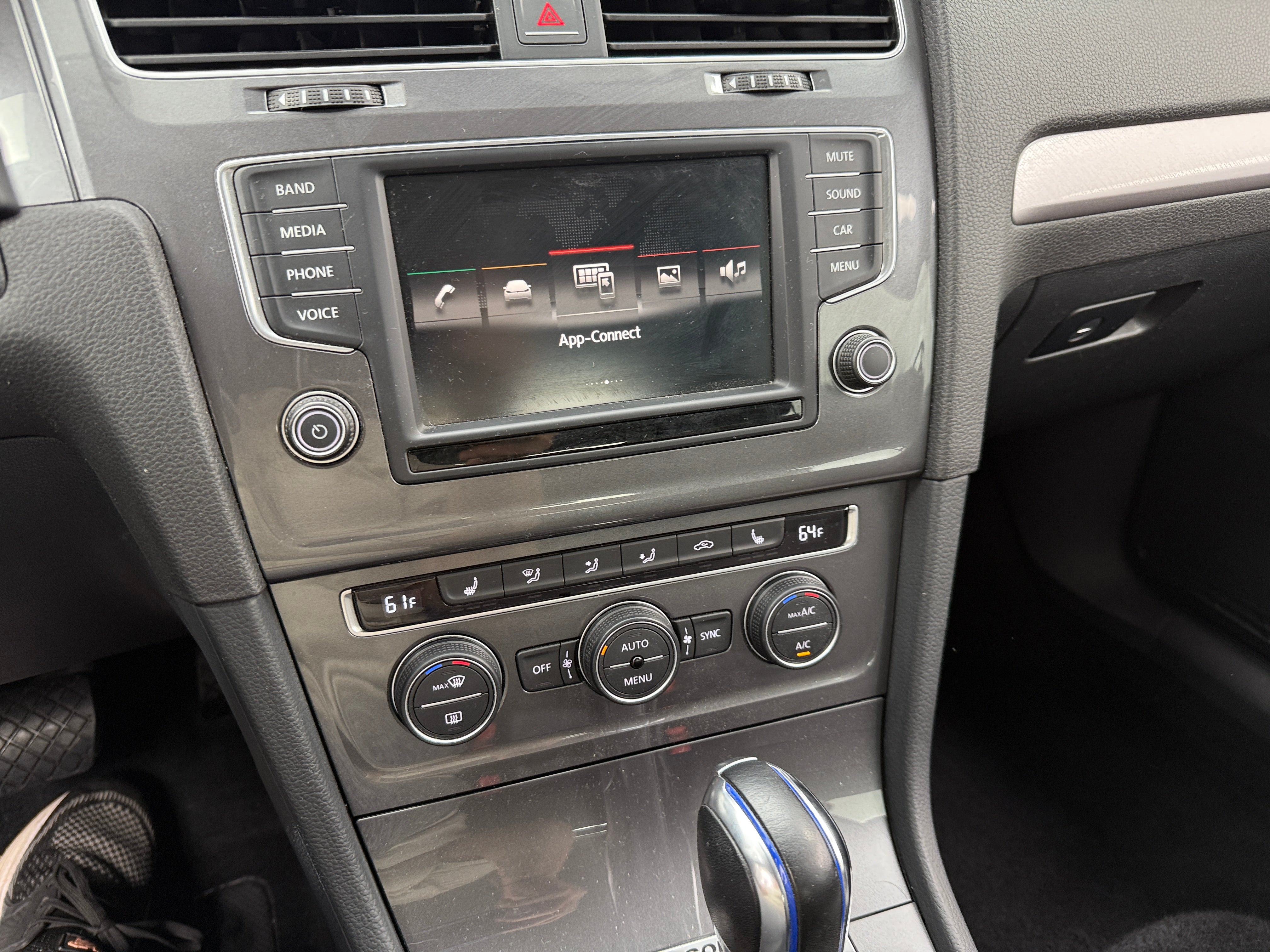 2016 Volkswagen e-Golf SE 4