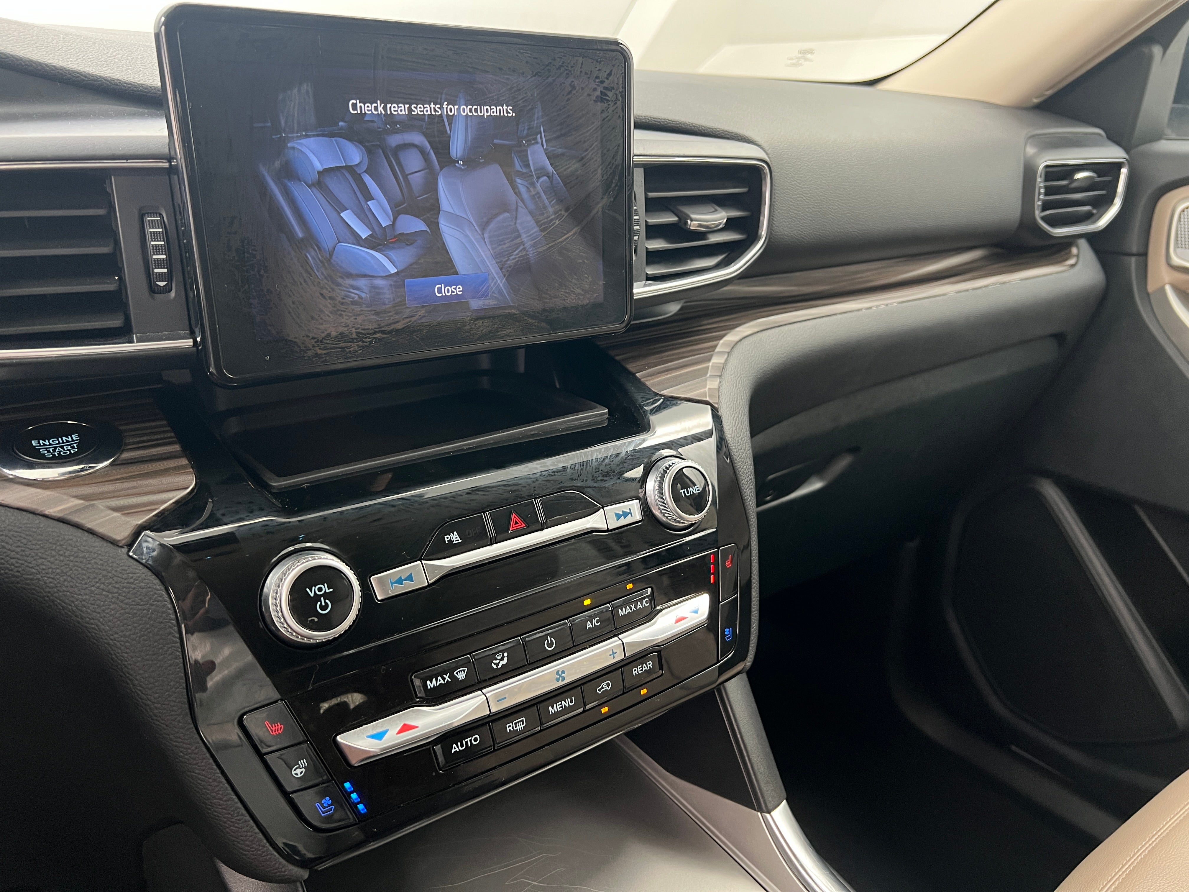 2023 Ford Explorer Limited 3