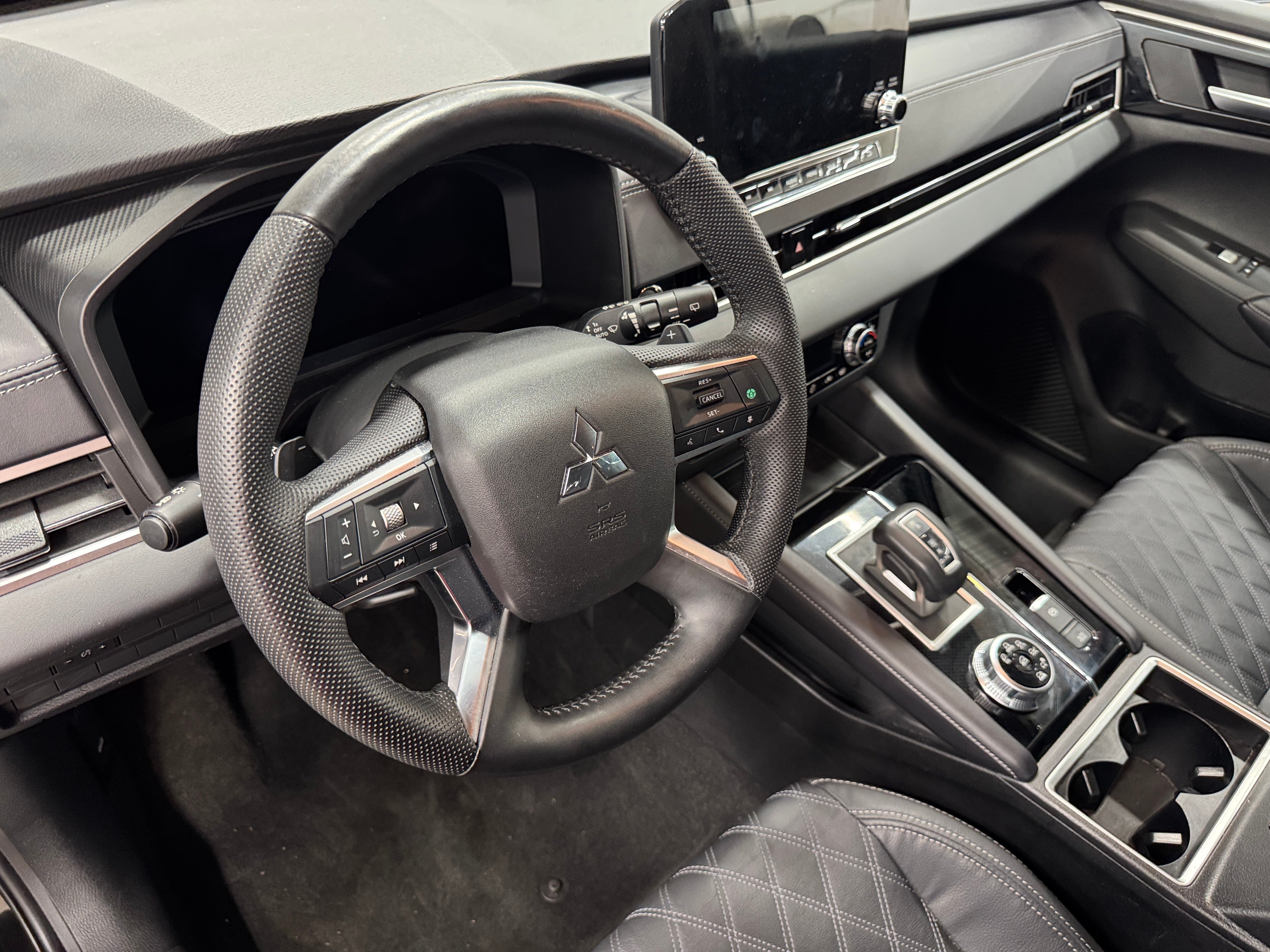 2023 Mitsubishi Outlander Black Edition 2