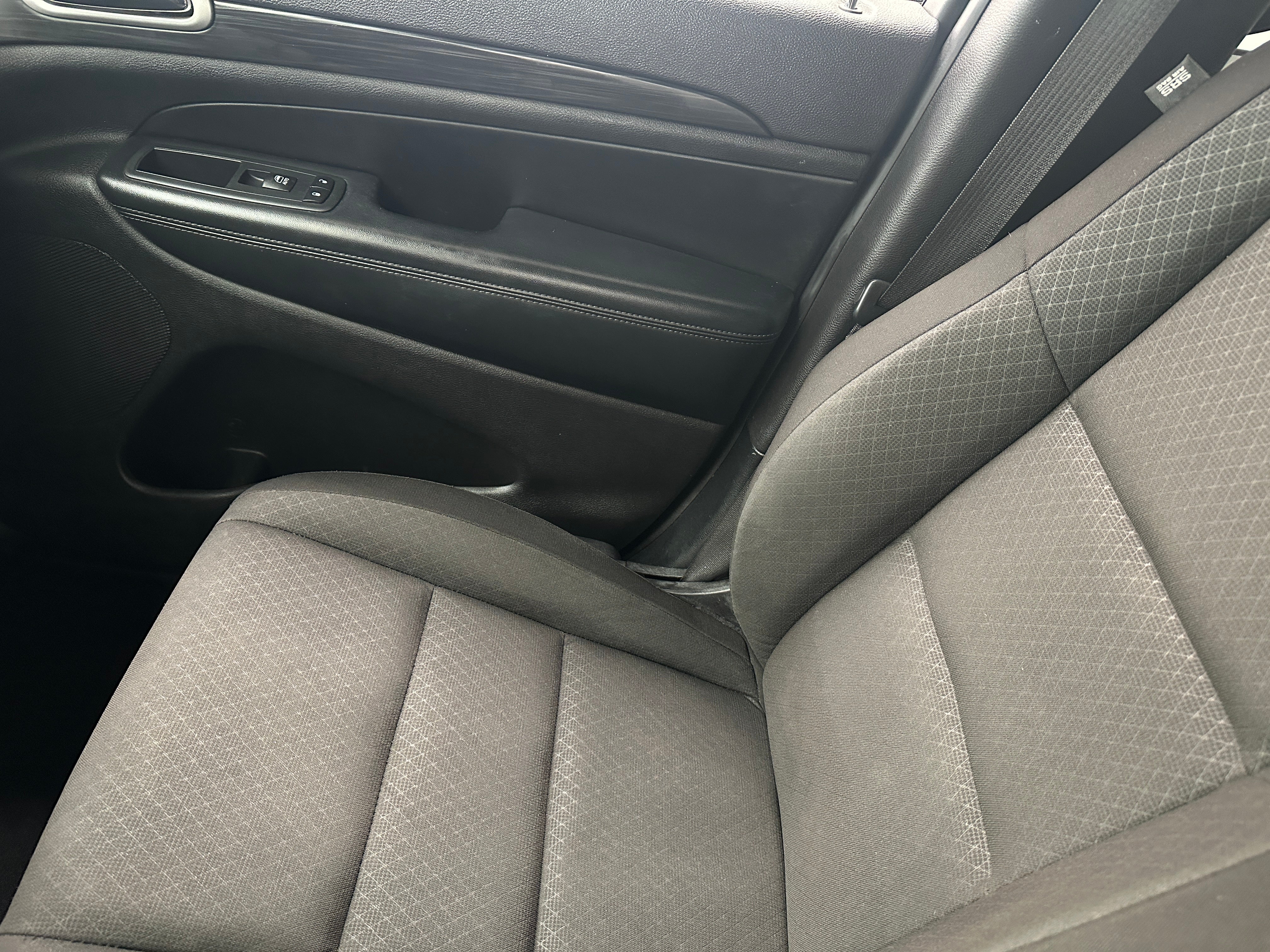 2020 Jeep Grand Cherokee Laredo 2