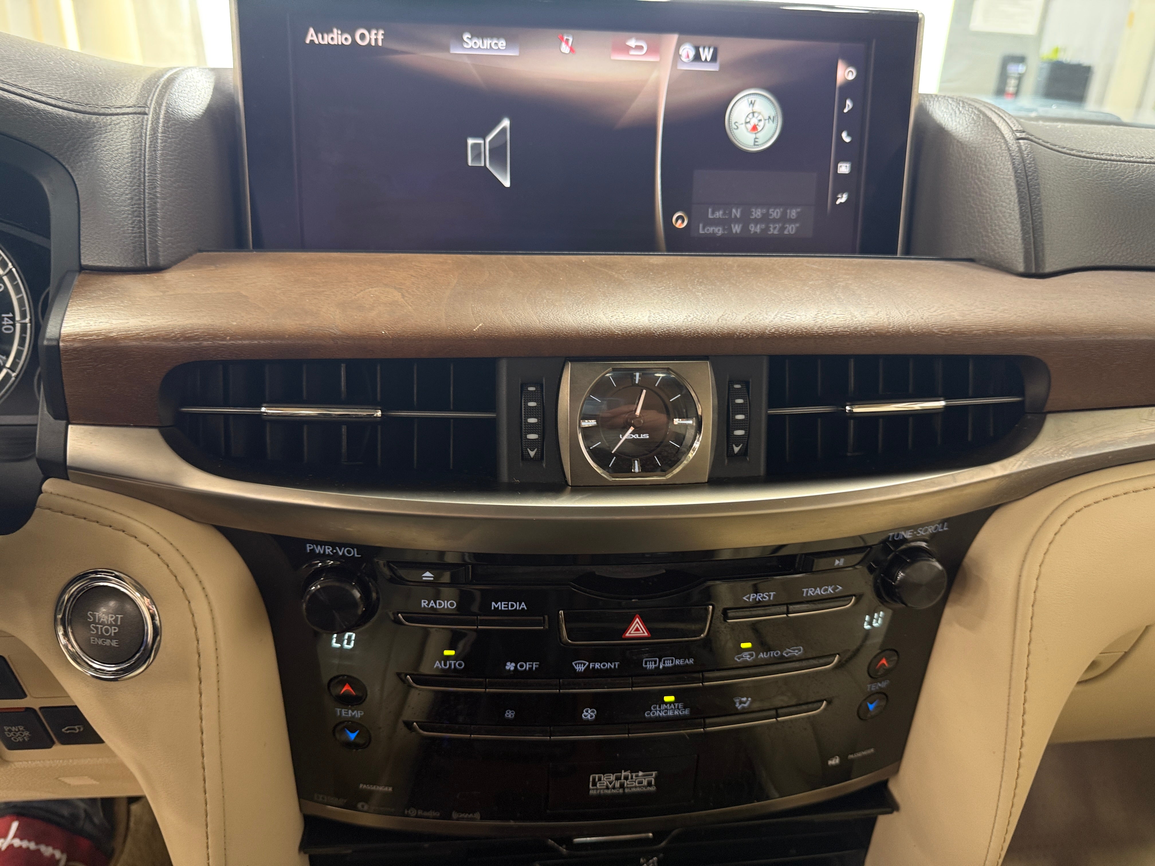 2016 Lexus LX 570 3