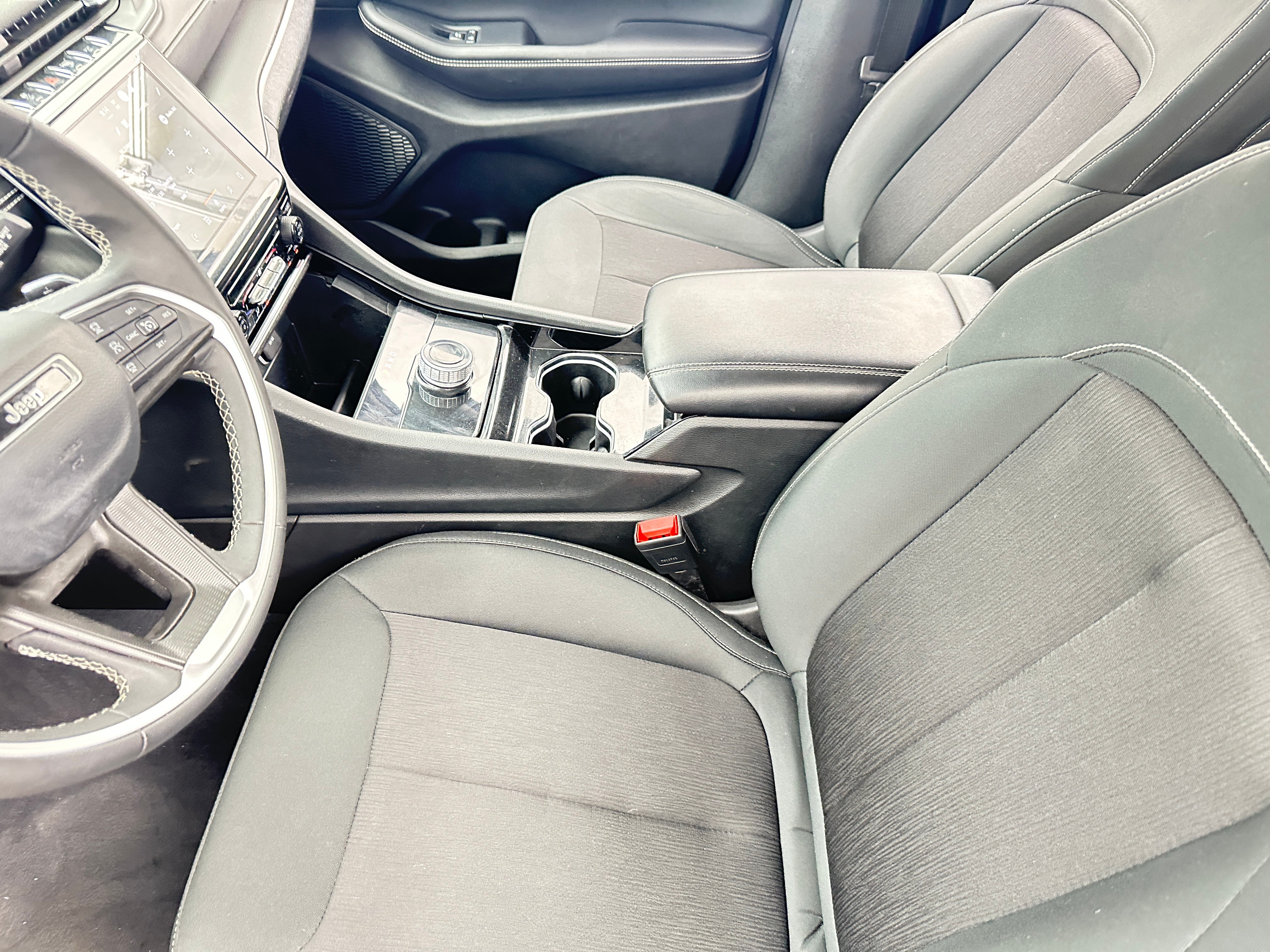 2023 Jeep Grand Cherokee Laredo 2