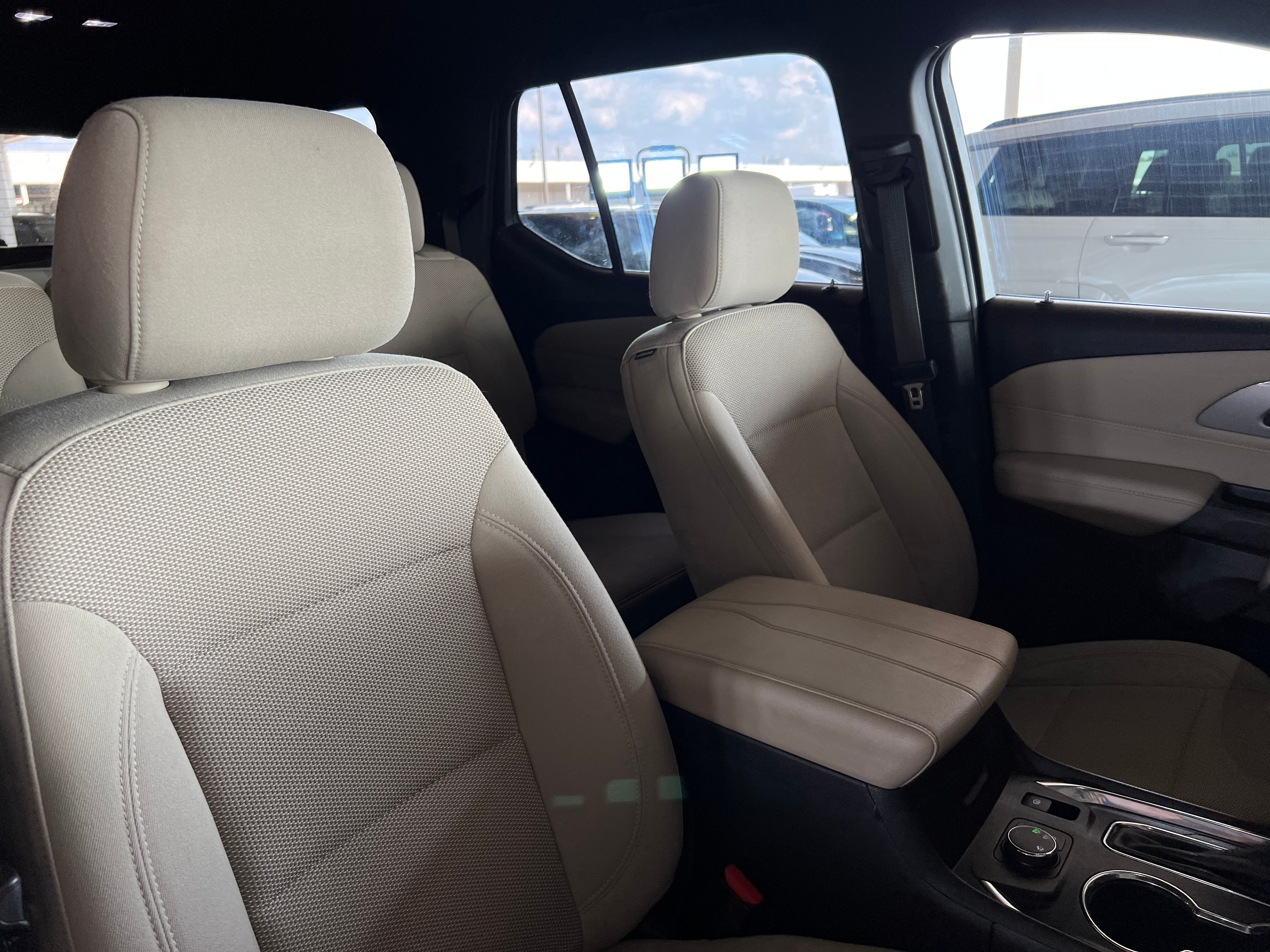 2022 Chevrolet Traverse LS 2