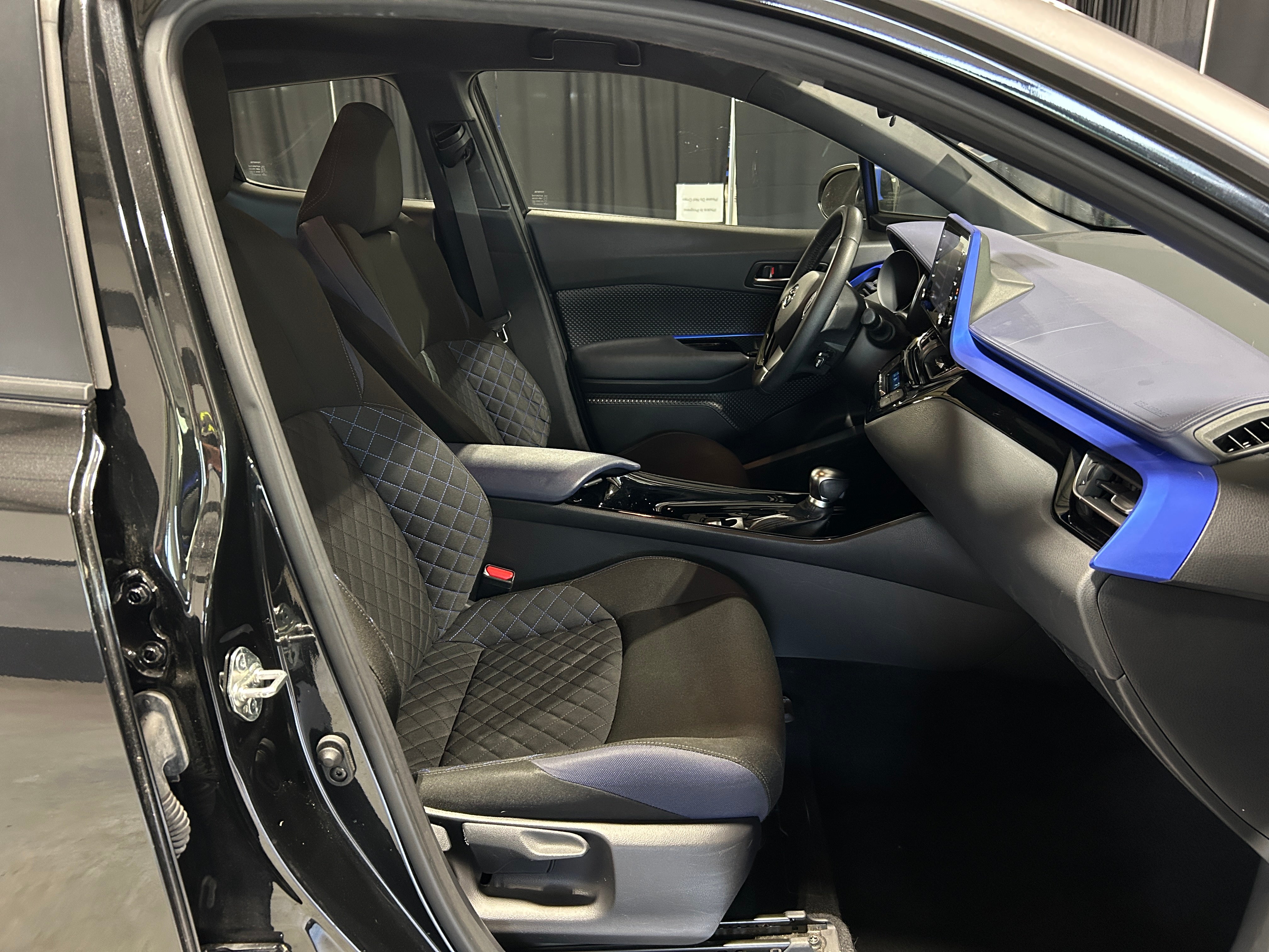 2020 Toyota C-HR XLE 2