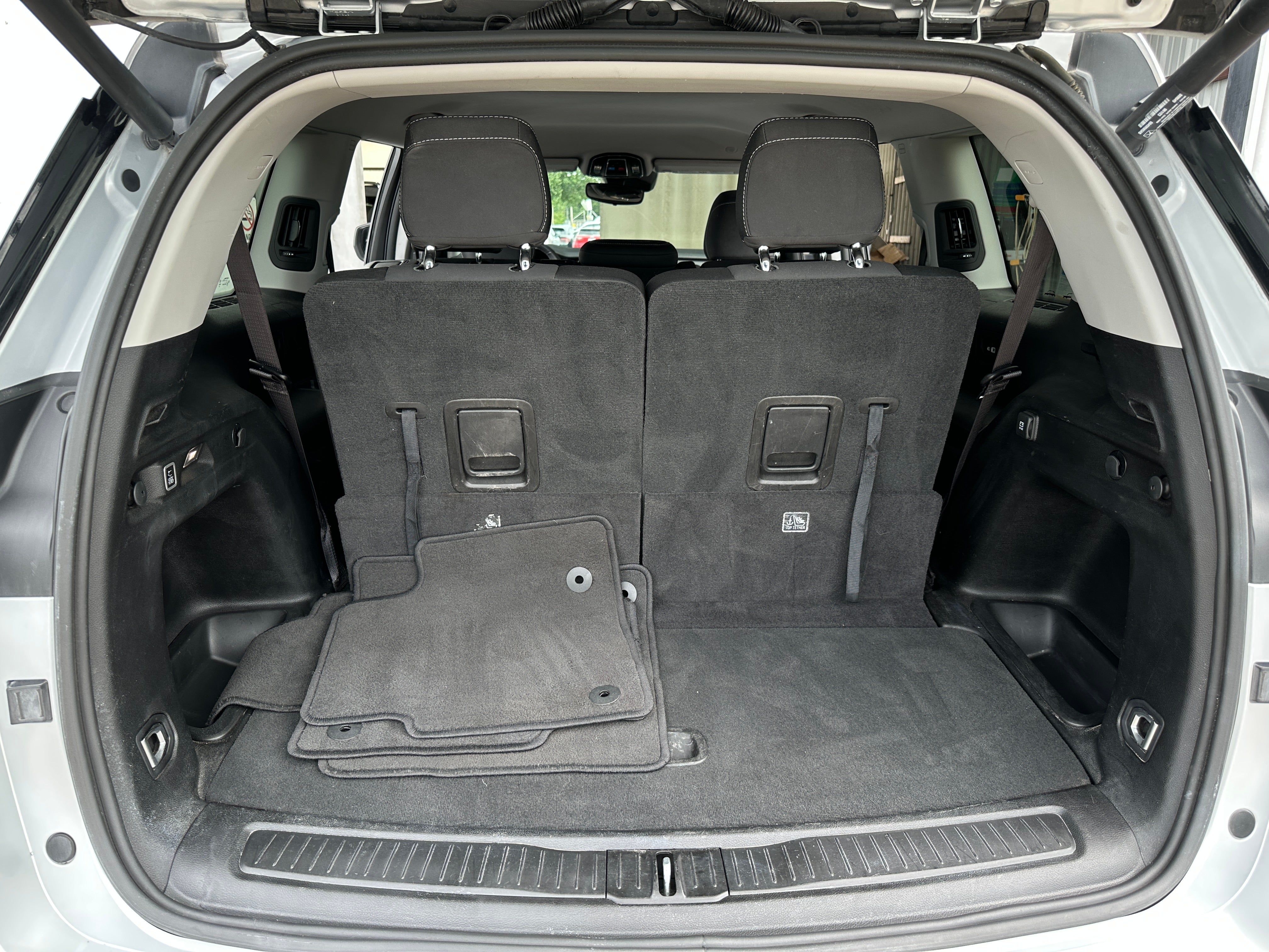 2023 Jeep Grand Cherokee L Laredo 7