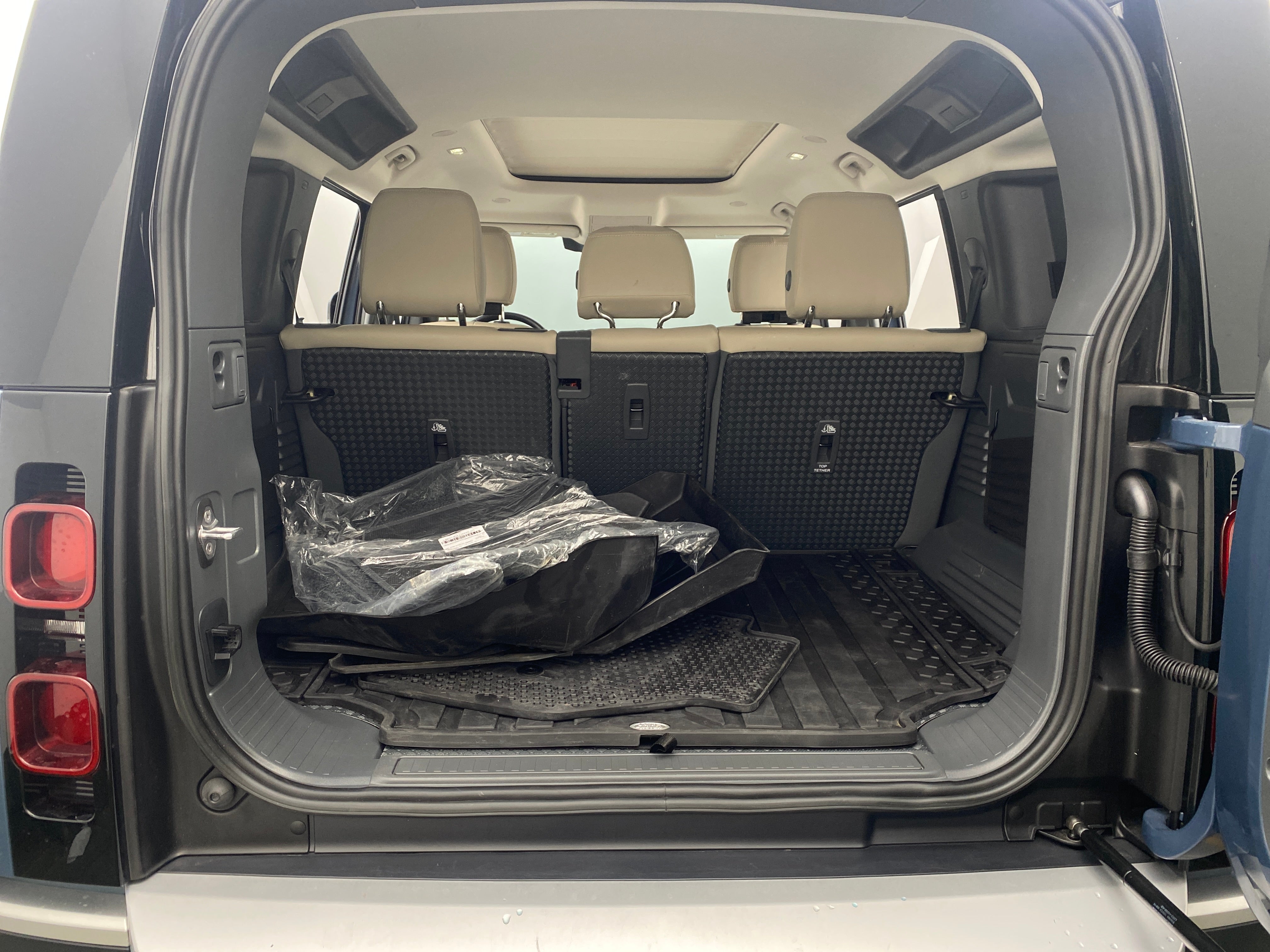 Thumbnail: 2023 Land Rover Defender - 6