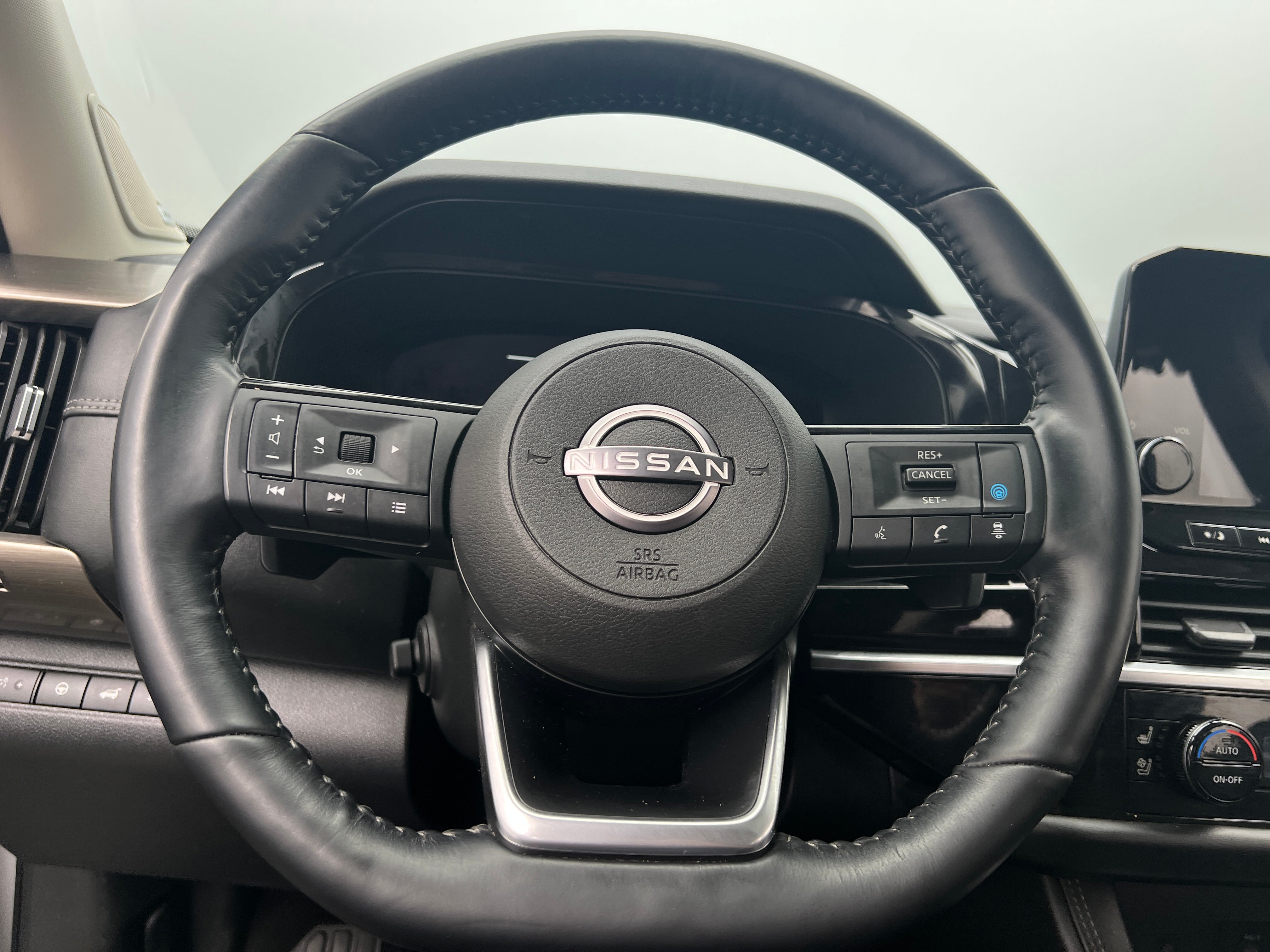 2023 Nissan Pathfinder Platinum 4