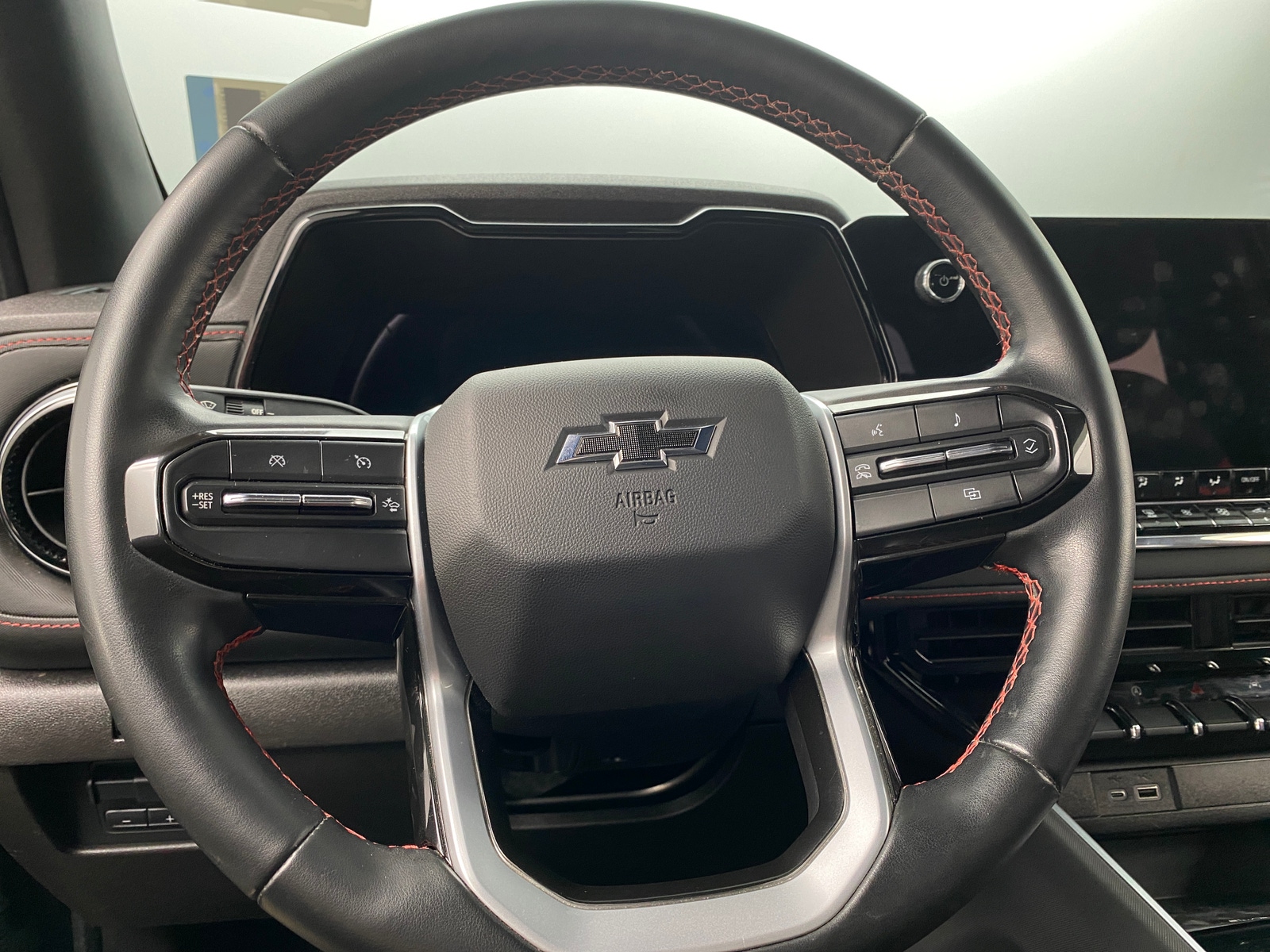 Thumbnail: 2023 Chevrolet Colorado - 4