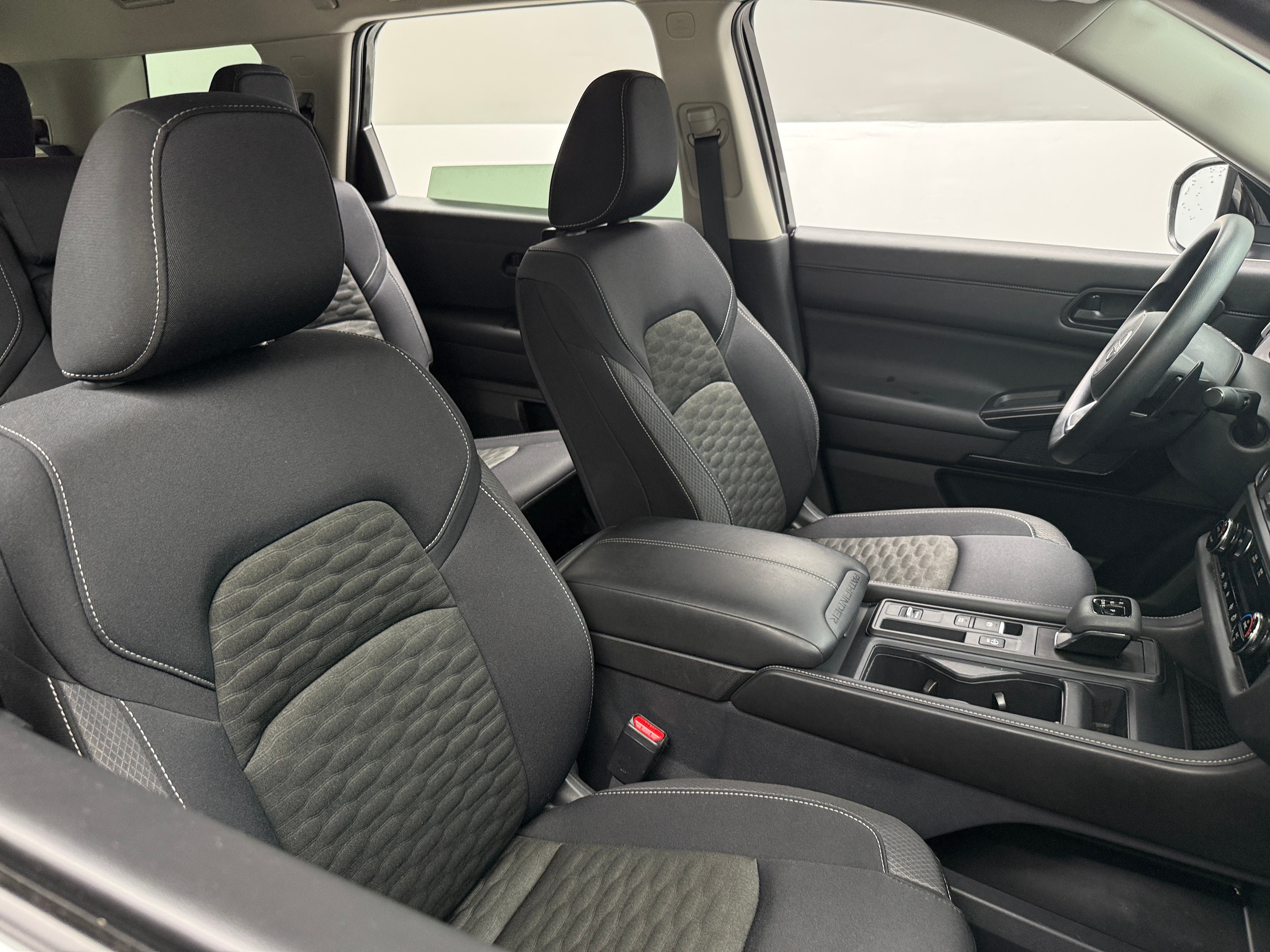 2024 Nissan Pathfinder S 2