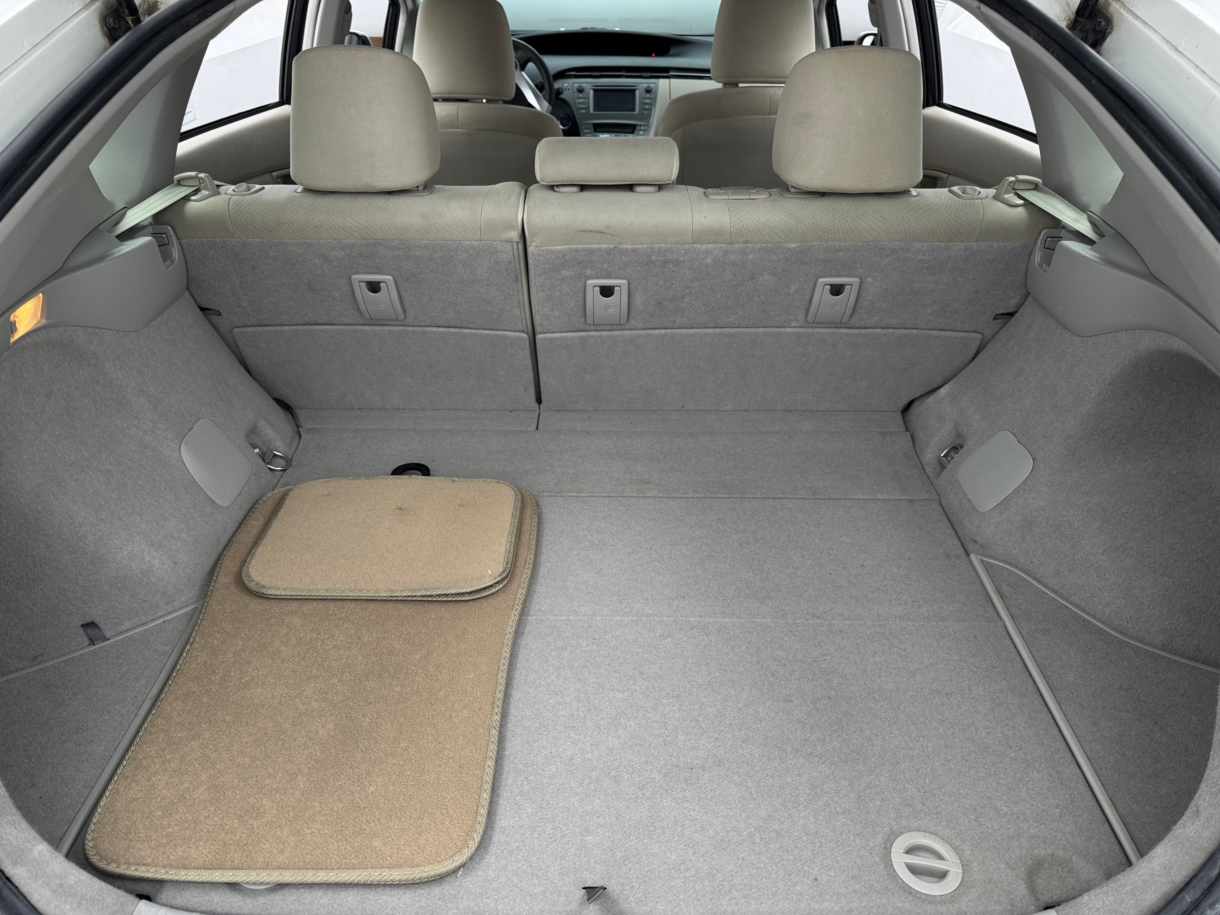 2013 Toyota Prius Two 7