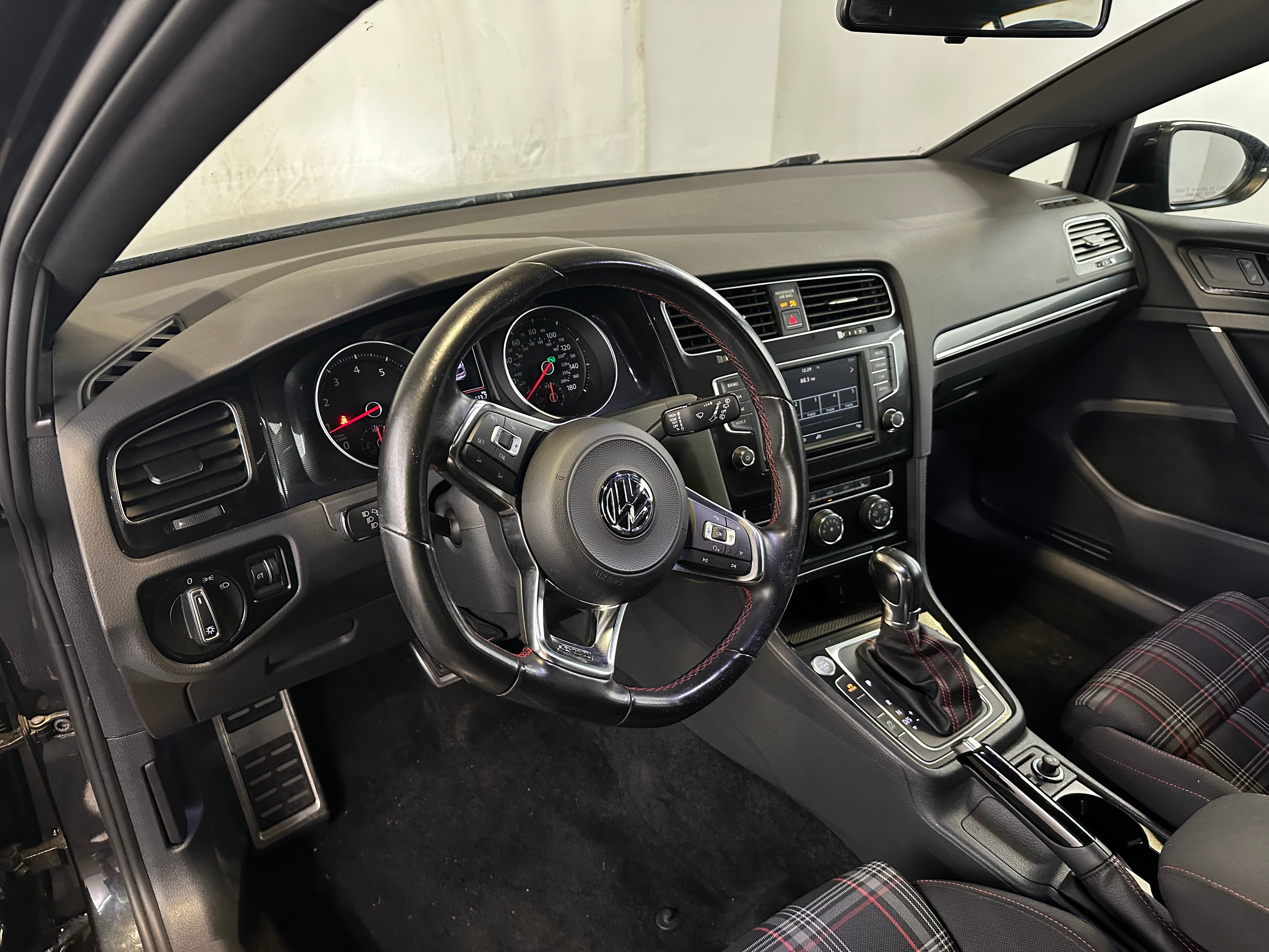 Thumbnail: 2017 Volkswagen Golf - 3