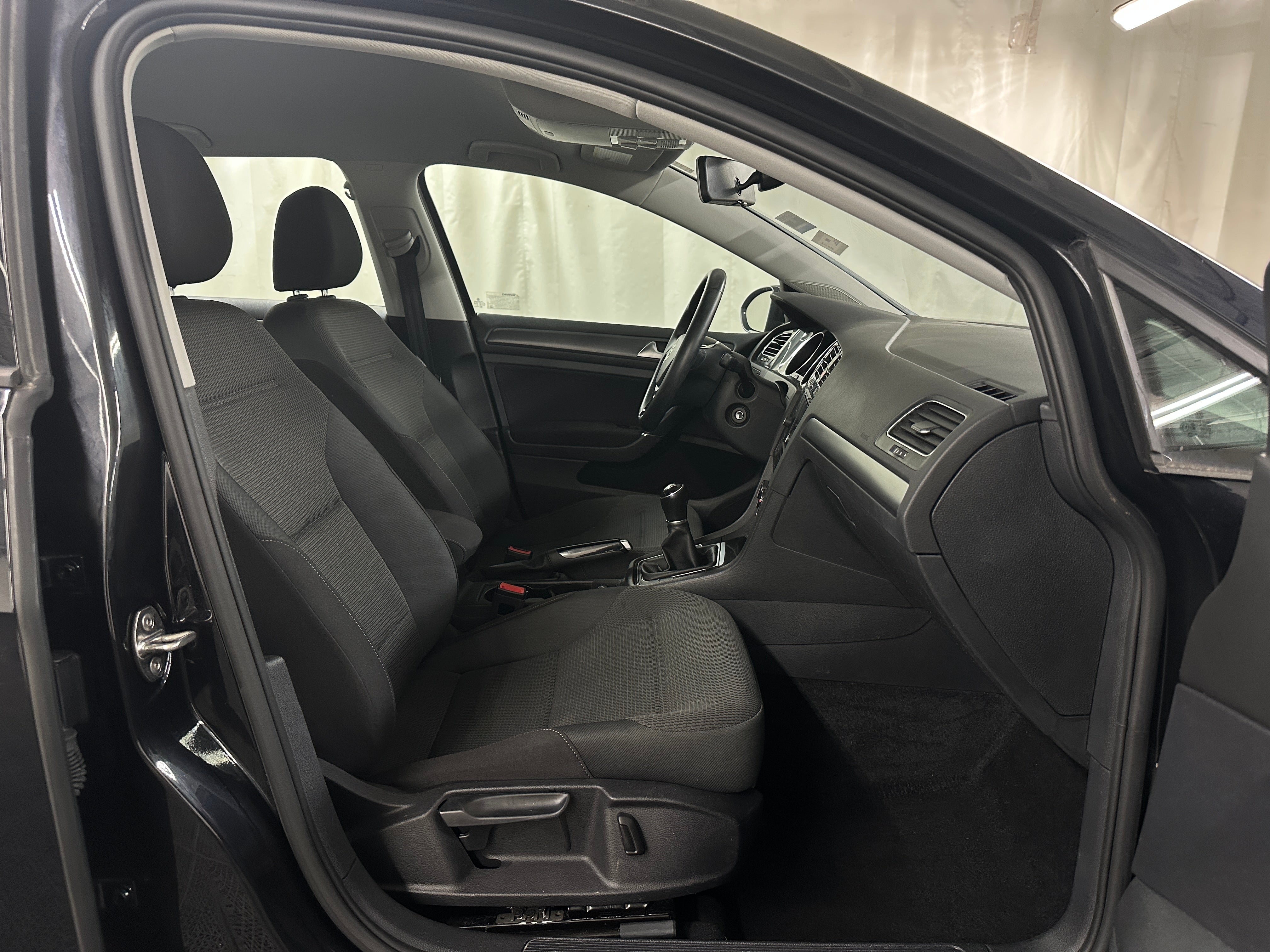 2018 Volkswagen e-Golf  2